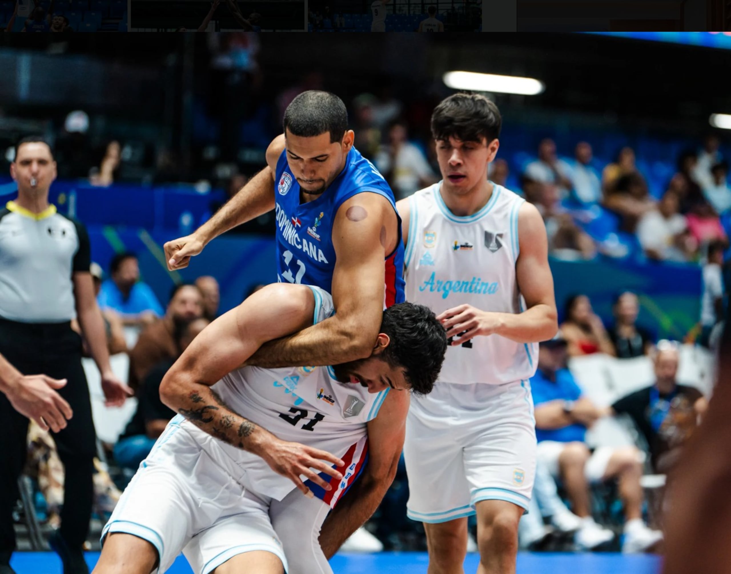 Eloy Vargas parece listo para atacar a Juan Fernández durante una parte del partido. (FIBA)