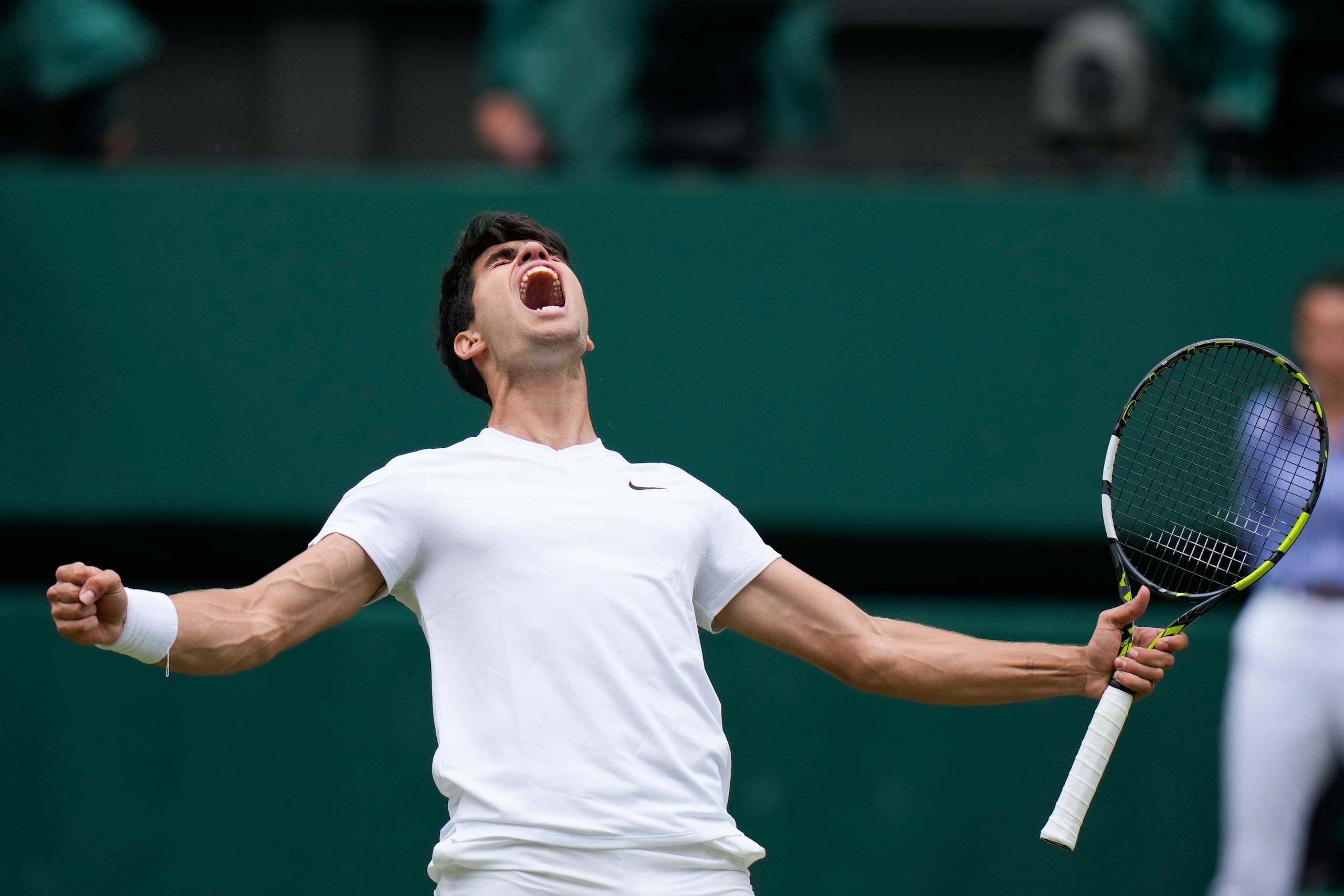 El español Carlos Alcaraz celebra al vencer al ruso Daniil Medvedev en la semifinal de Wimbledon.