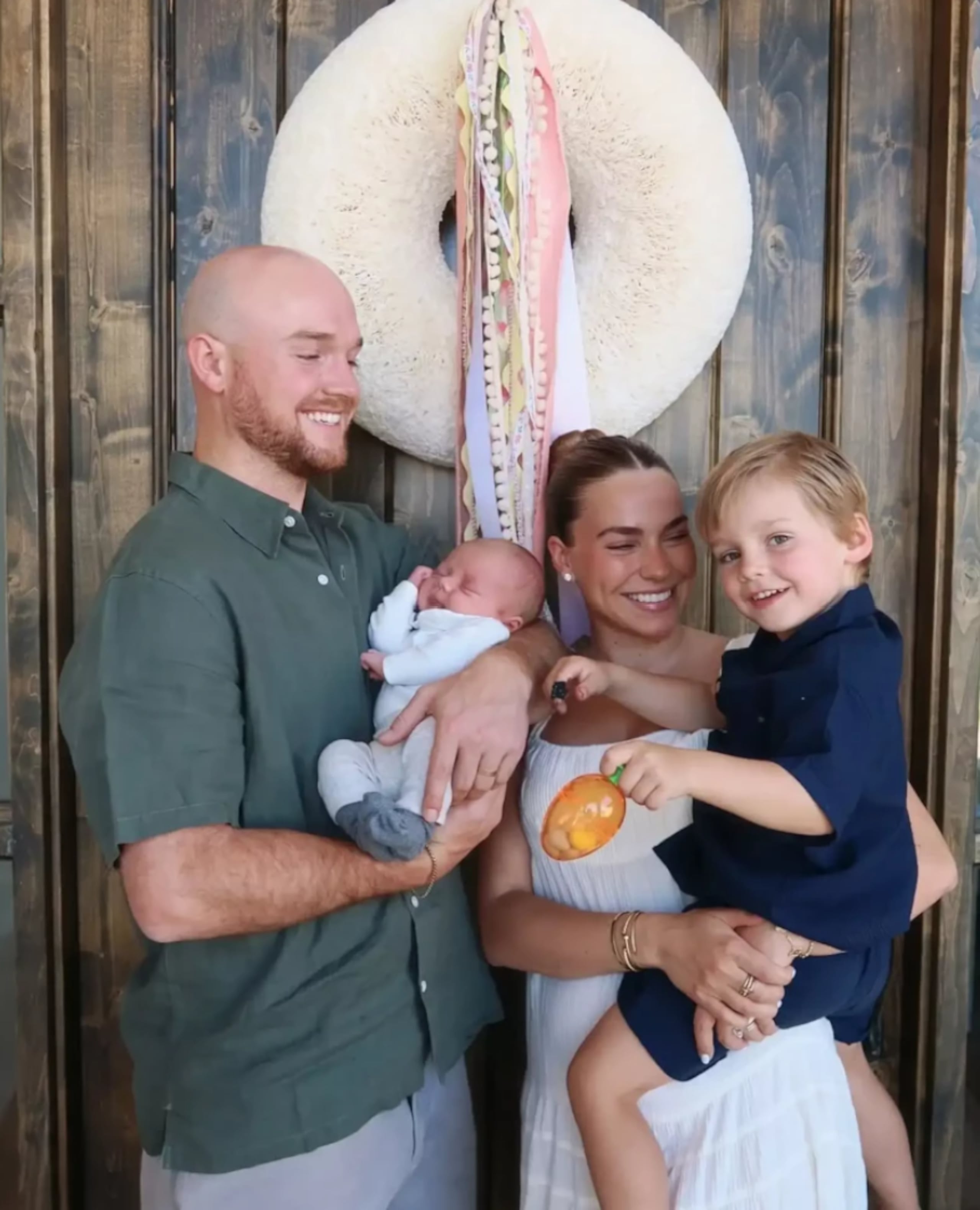 Emilie junto a sus dos hijos y esposo.