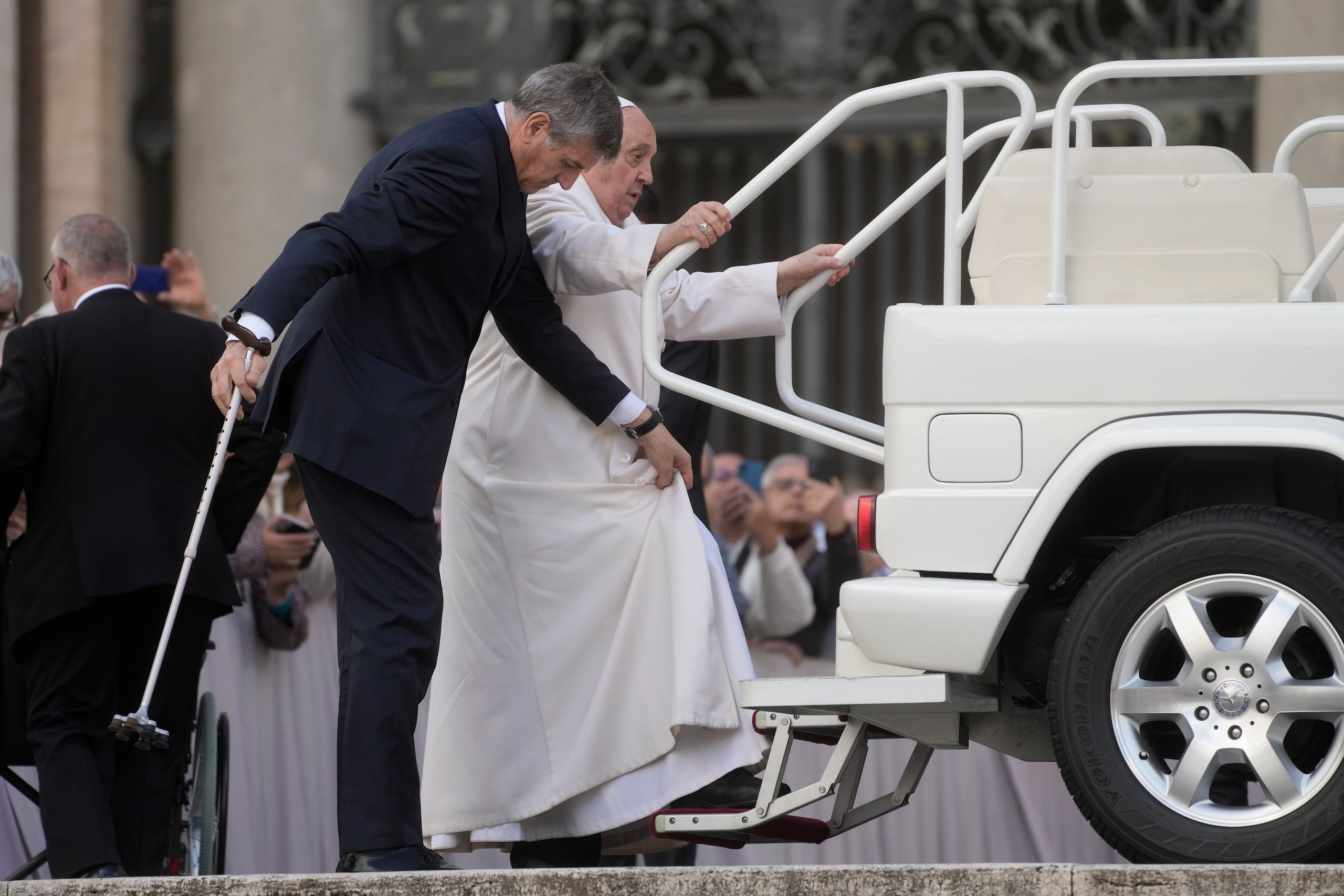 El papa también ha estado sufriendo de una fractura en la rodilla y una inflamación de los ligamentos que a partir de 2022 lo han llevado a usar una silla de ruedas.
