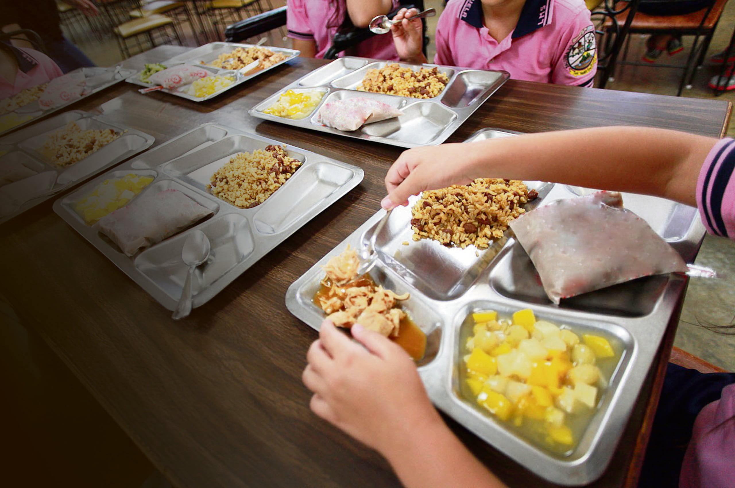 Los empleados de comedores escolares reclaman, entre otras cosas, un aumento a su salario base, que actualmente está en $8.66 la hora.