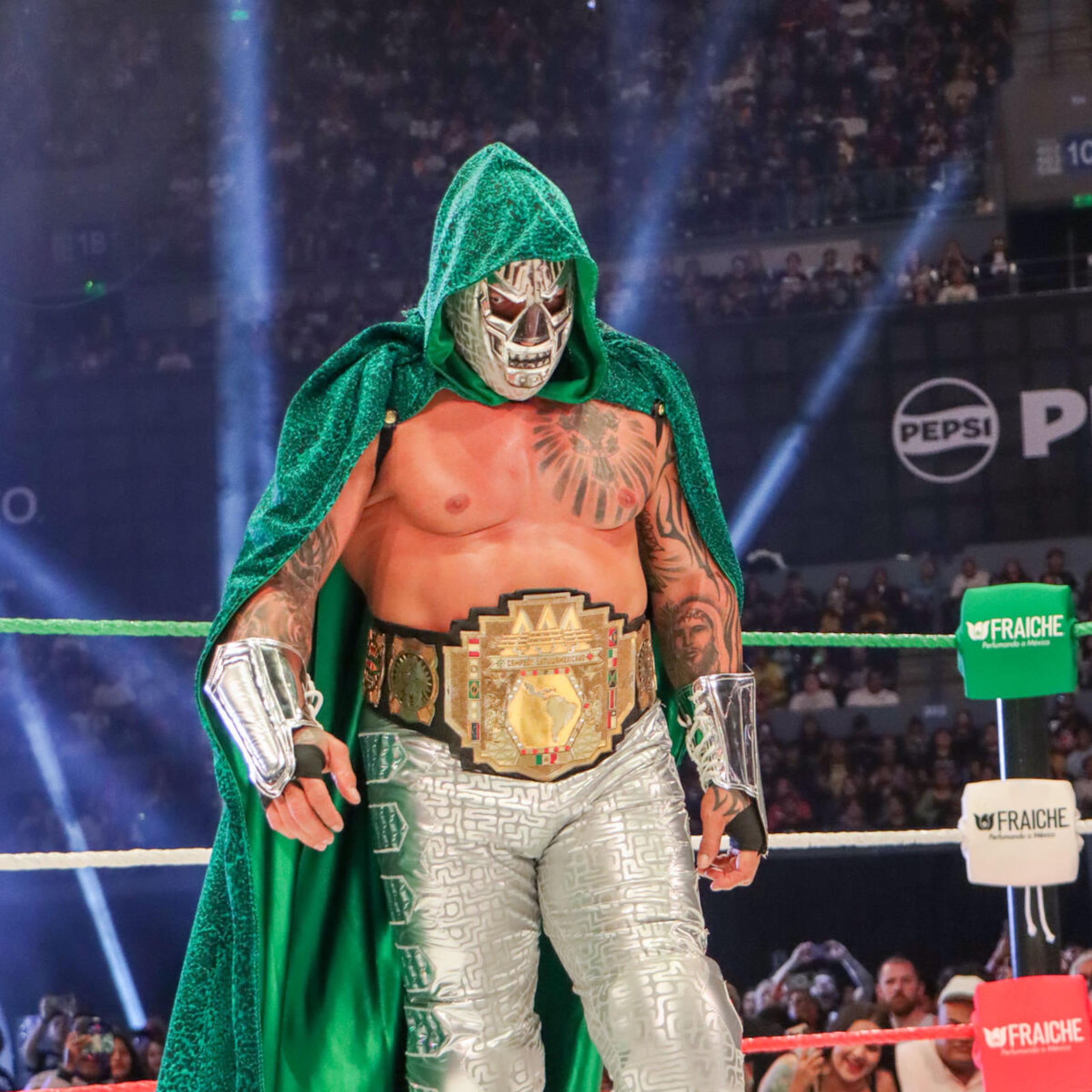 El Mesías haciendo su entrada en Triplemanía XXXIII para su lucha contra el Hijo de Dr. Wagner Jr.