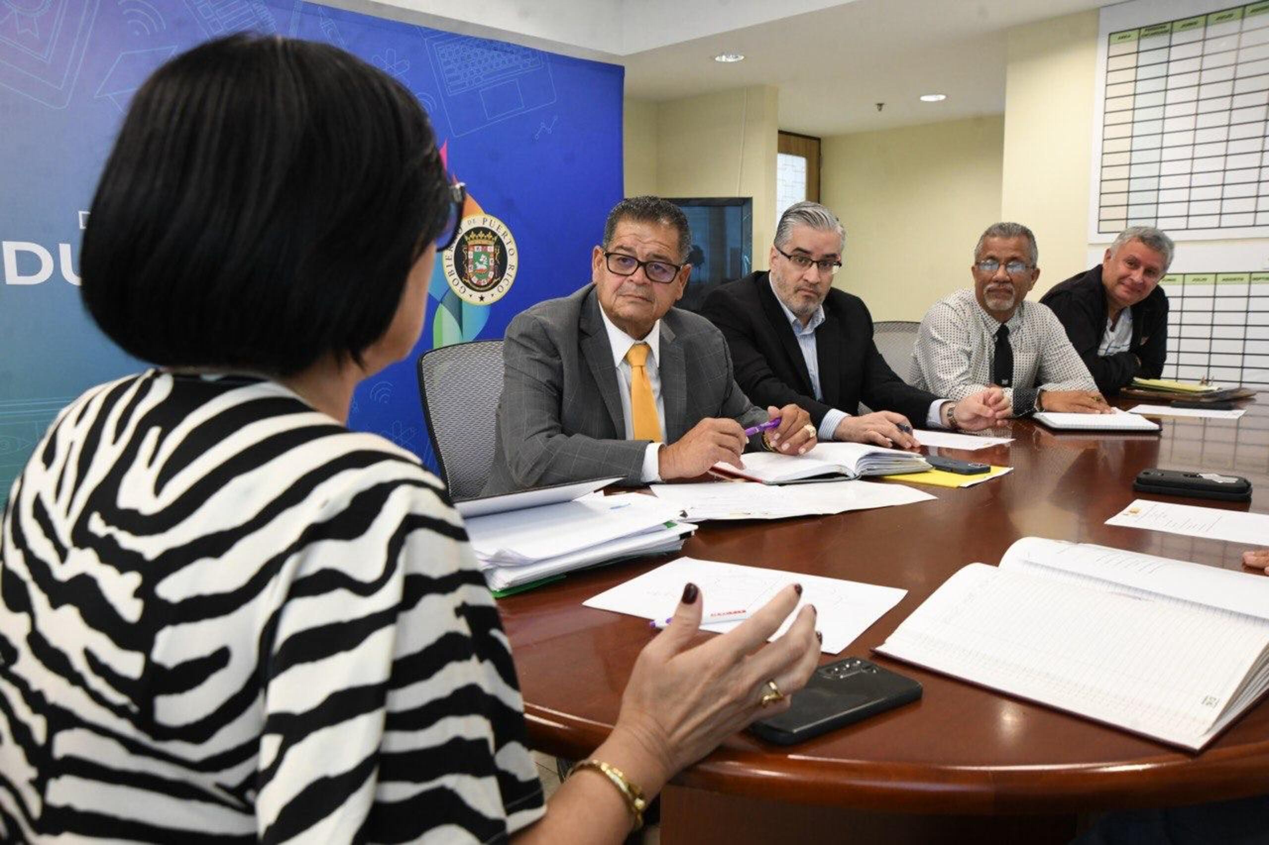 La designada secretaria de Educación, Yanira Raíces Vega, se reúne con el presidente de la Asociación de Maestros, Víctor Bonilla, y otros líderes de la organización.