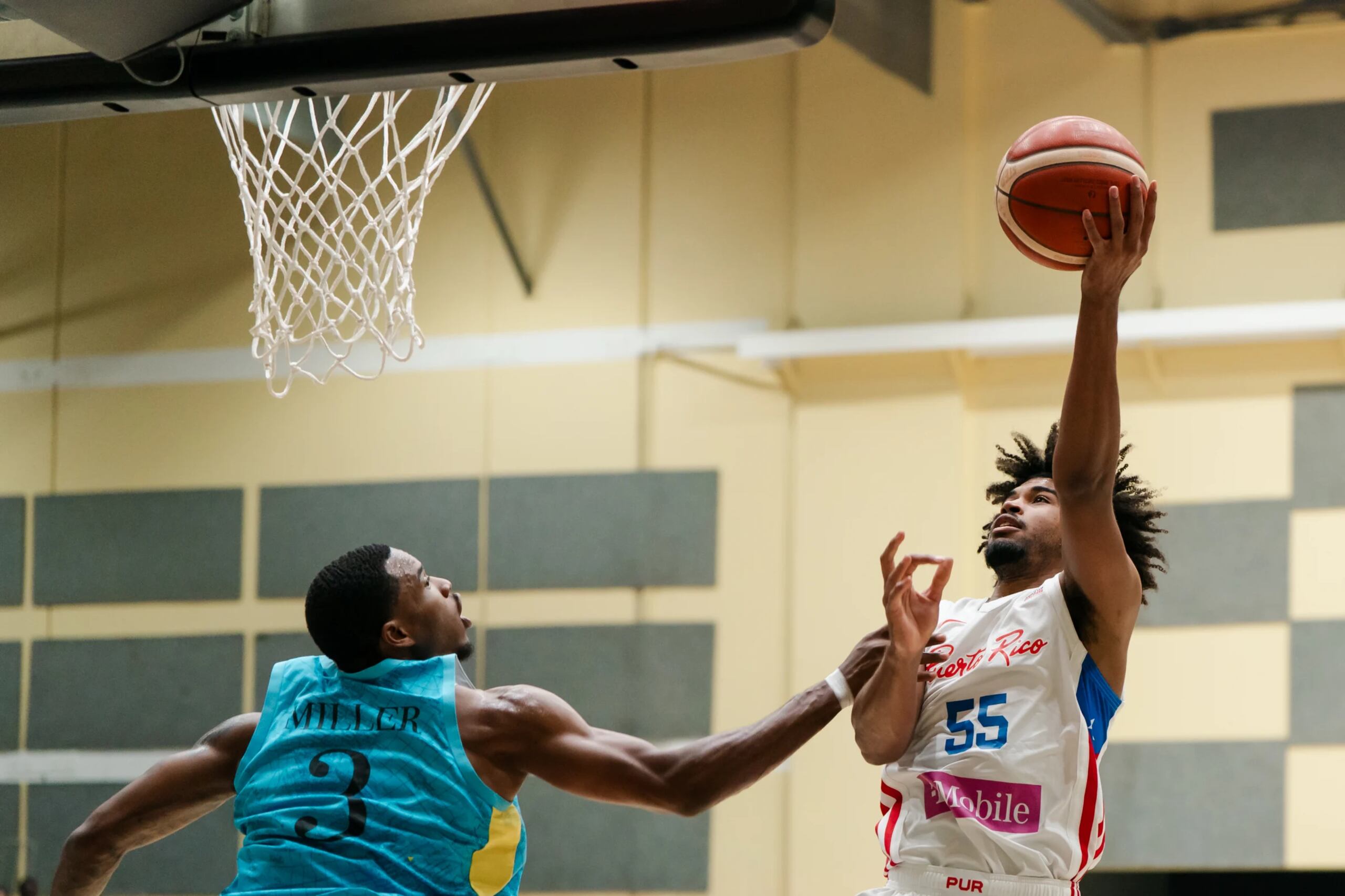 Ethan Thompson lanza al canasto en el juego entre Puerto Rico y Bahamas.