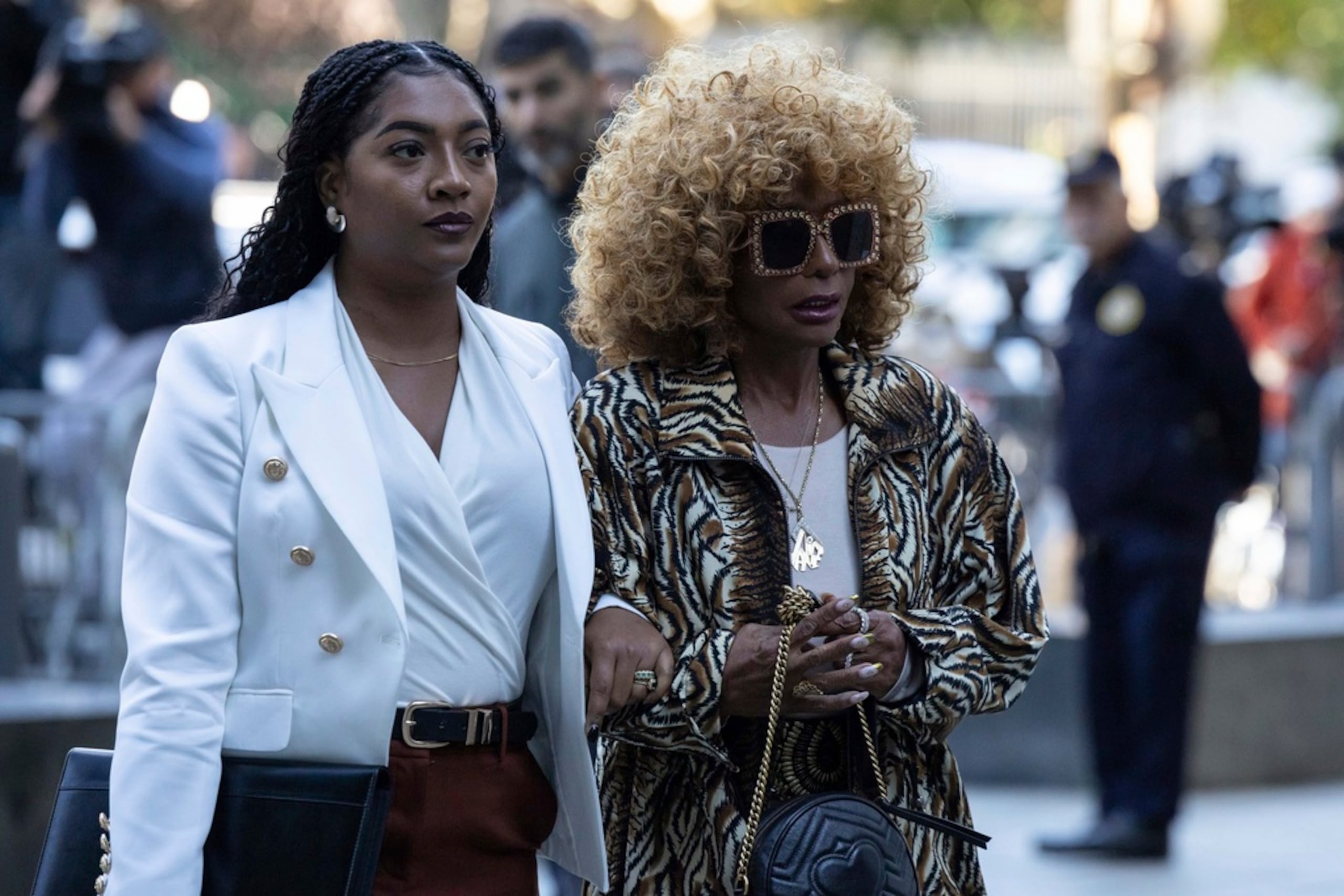 Janice Combs, a la derecha, madre de Sean "Diddy" Combs, llega al tribunal federal de Manhattan, el 10 de octubre de 2024, en Nueva York.