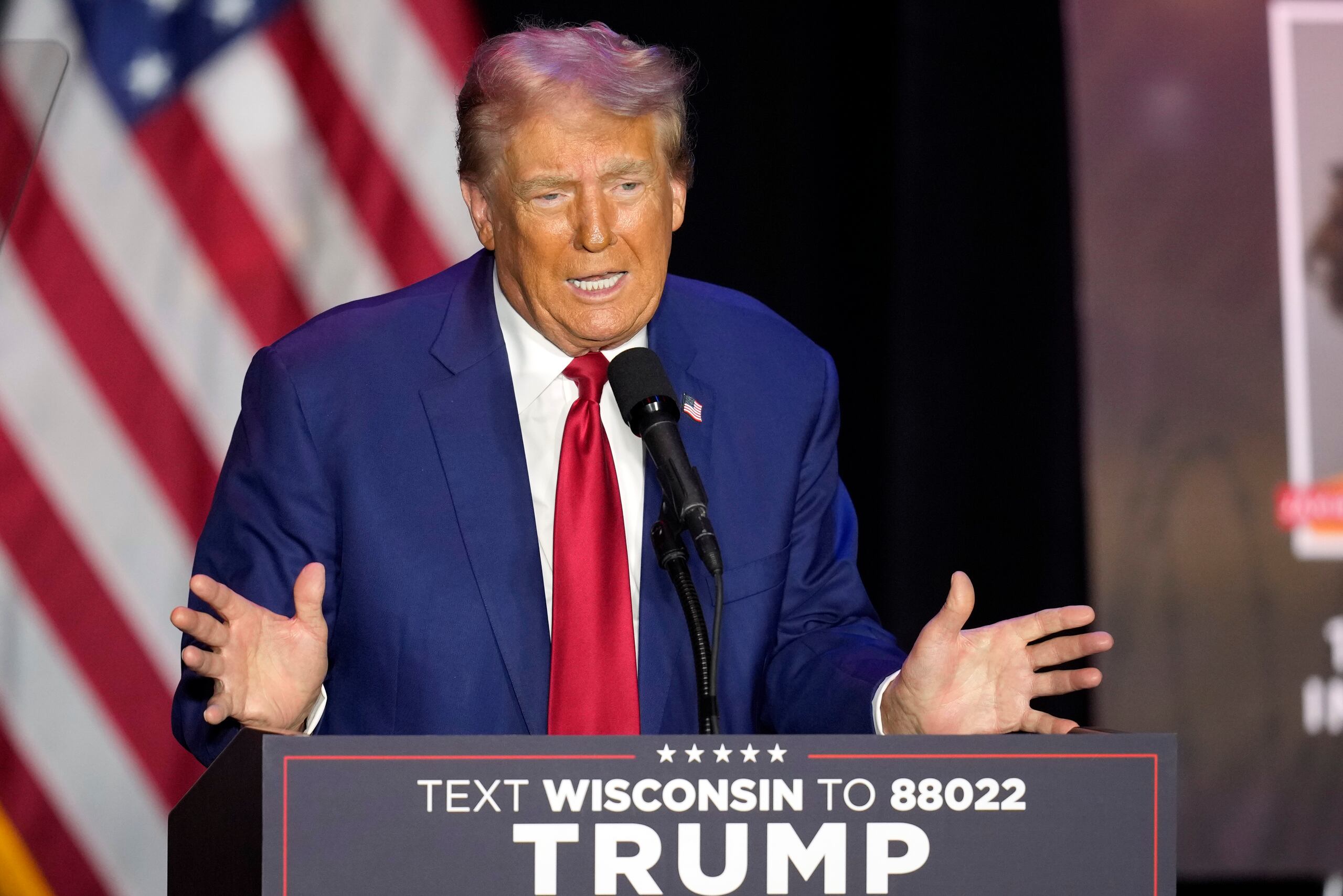 Las reacciones no se hicieron esperar por parte de organizaciones como The Lincoln Project, que compartió un video de las declaraciones de Trump junto con el mensaje: “Está describiendo la premisa de ‘The Purge’”.
