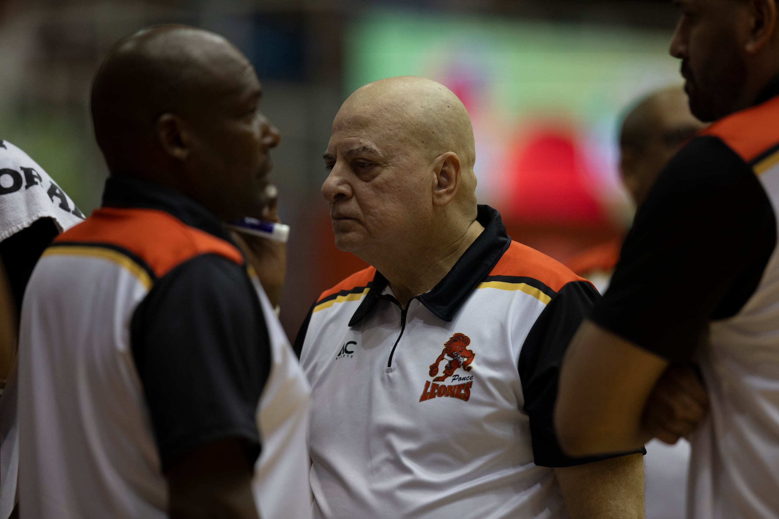 Carlos Morales, al centro, forma parte del cuerpo técnico de los Leones de Ponce en el Baloncesto Superior Nacional.