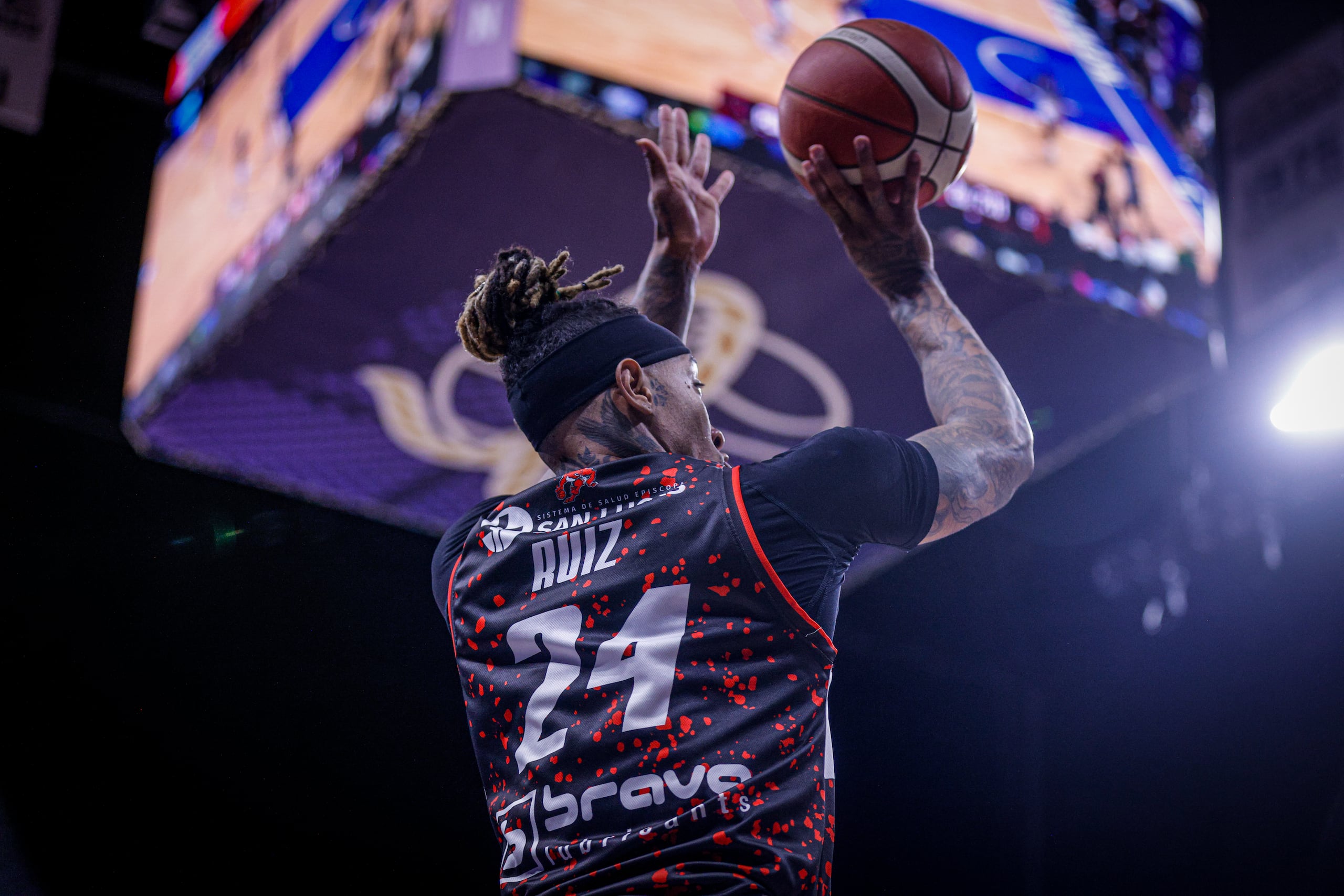 Jared Ruiz, de los Leones de Ponce, lanza al canasto en el tercer juego de la final del BSN contra los Vaqueros de Bayamón.
