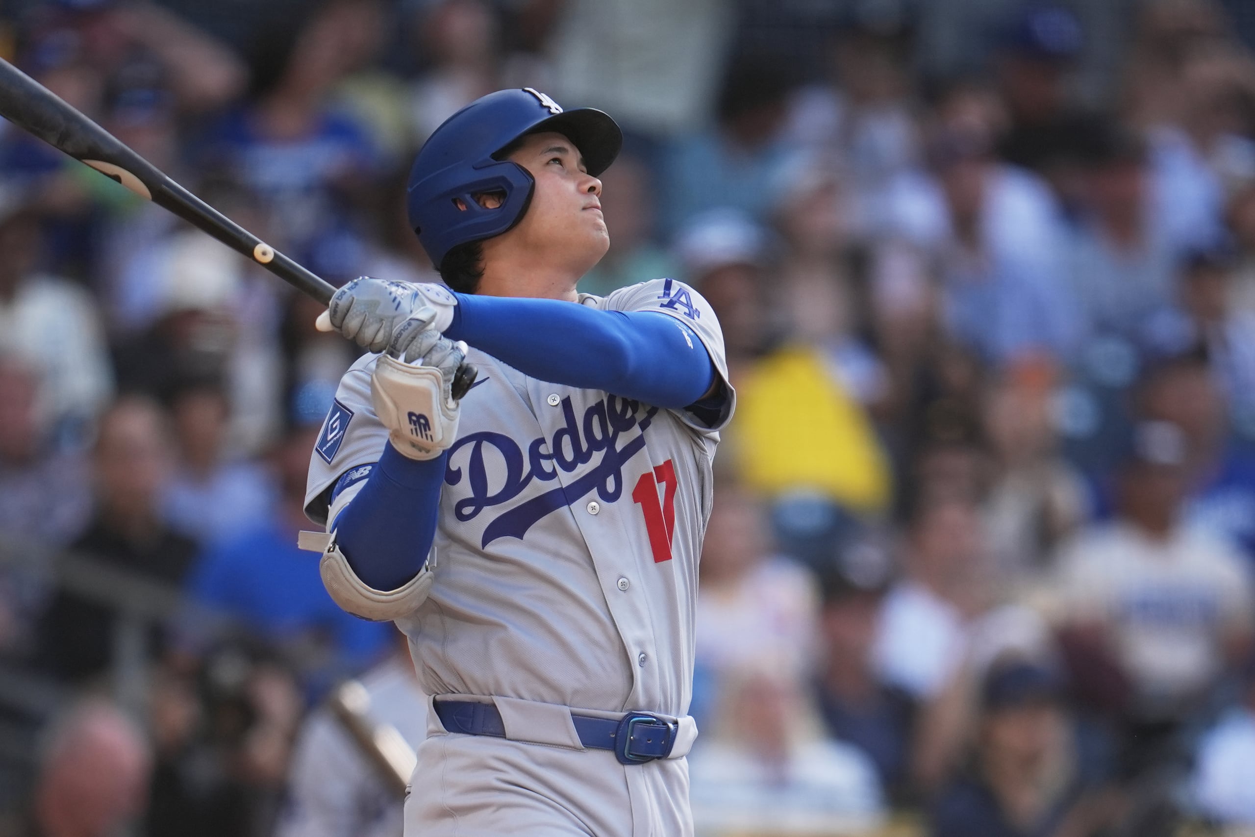 El topa salarial que proponen los dueños limitaría no los salarios que podrían pagar, sino el topa de nómina. La propuesta general de nómina sería de 245.3 millones. Los Dodgers de Shohei Ohtani tendría así que reducir su nómina que al inicio de esta temporada fue de 415.2 millones, con 70 millones nada más comprometidos con el astro japonés.