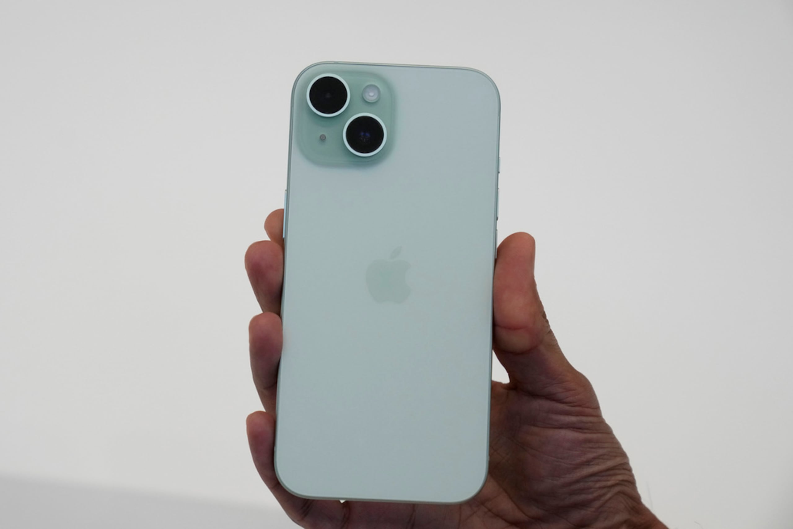 Los lentes de la cámara del iPhone 15 básico.