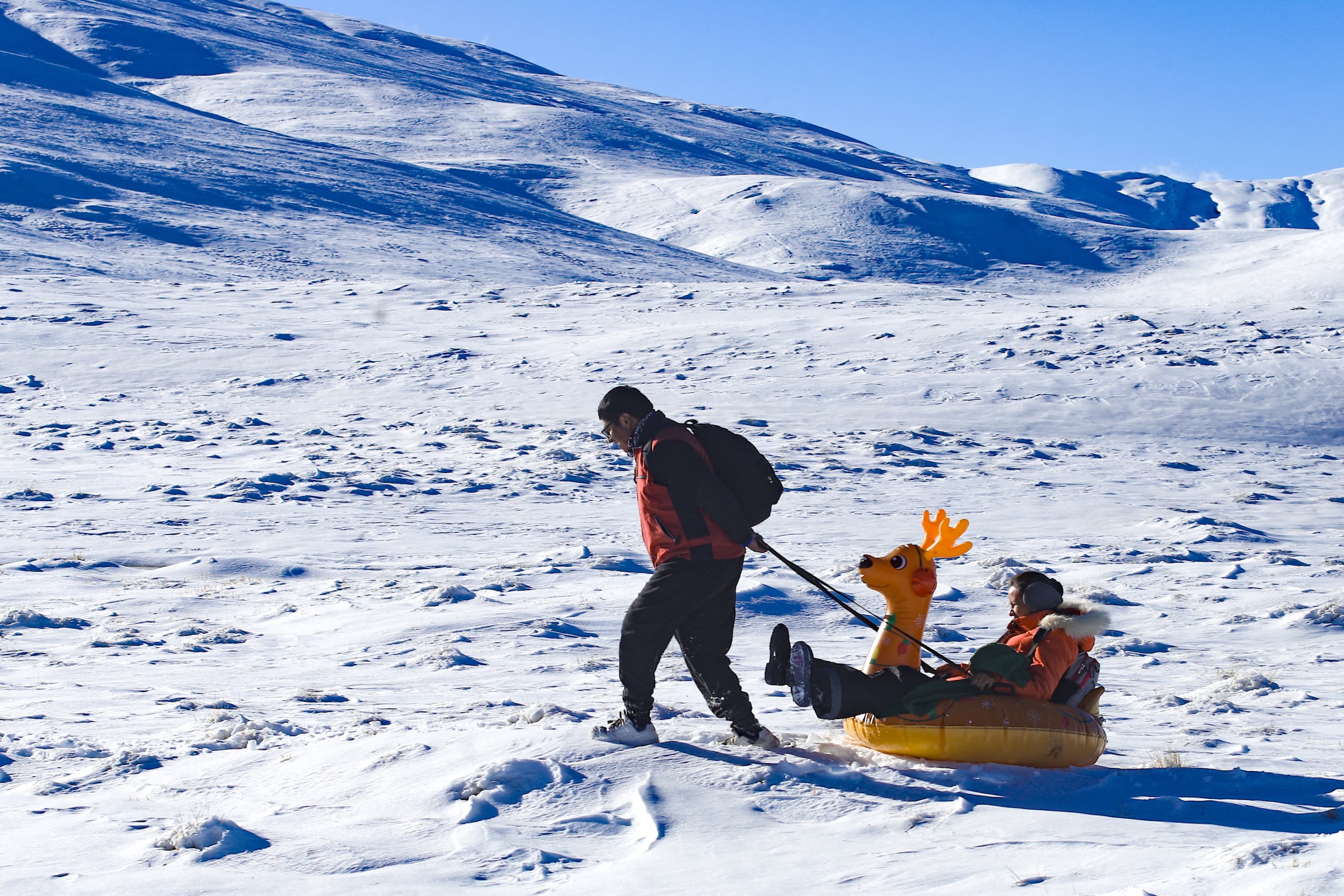 Personas juegan en la nieve en La Cumbre (Bolivia). (EFE/ Gabriel Márquez)