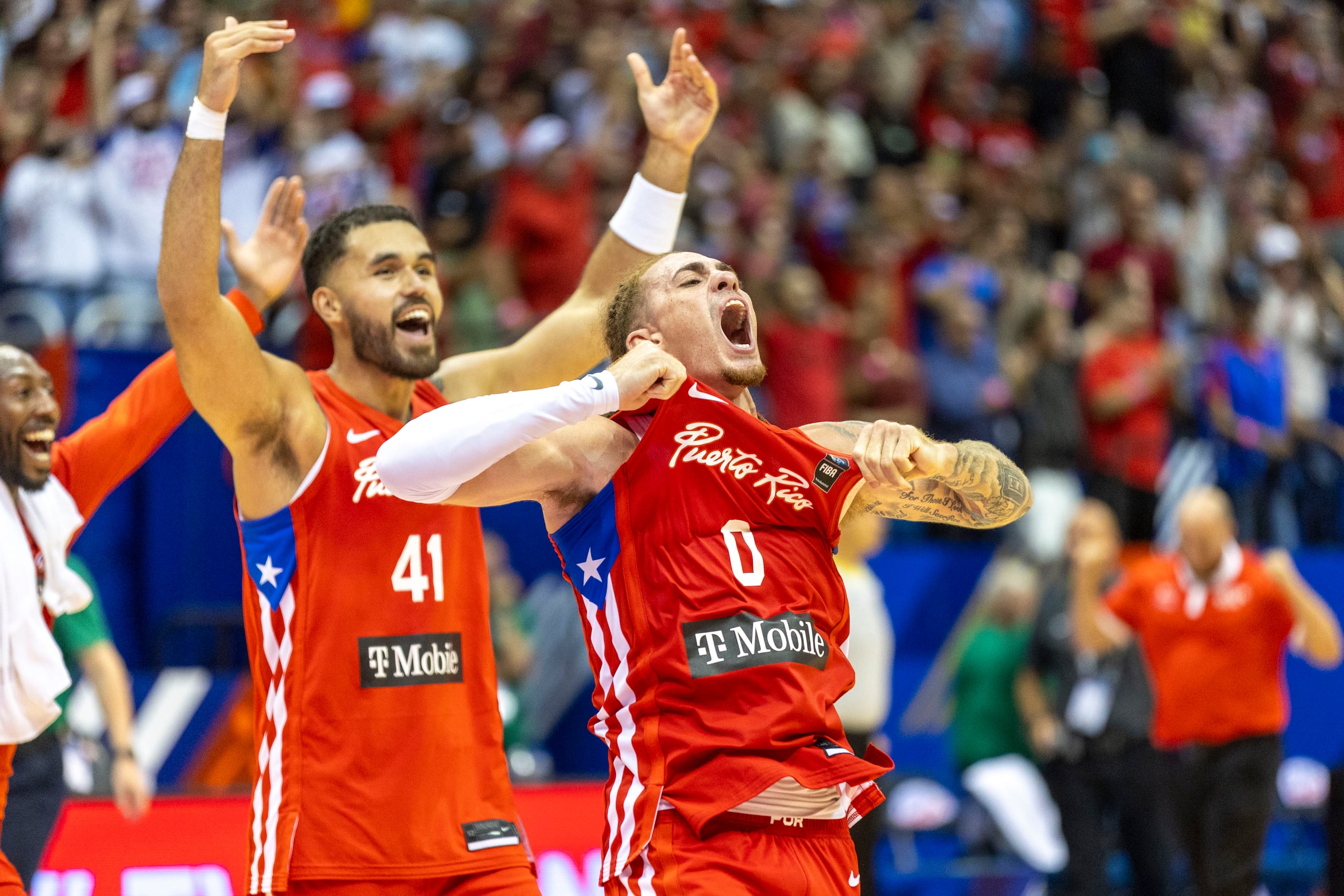 Isaiah Piñeiro y Arnaldo Toro celebran el pase a las Olimpiadas, luego de Puerto Rico vencer a Lituania en la final del Repechaje.