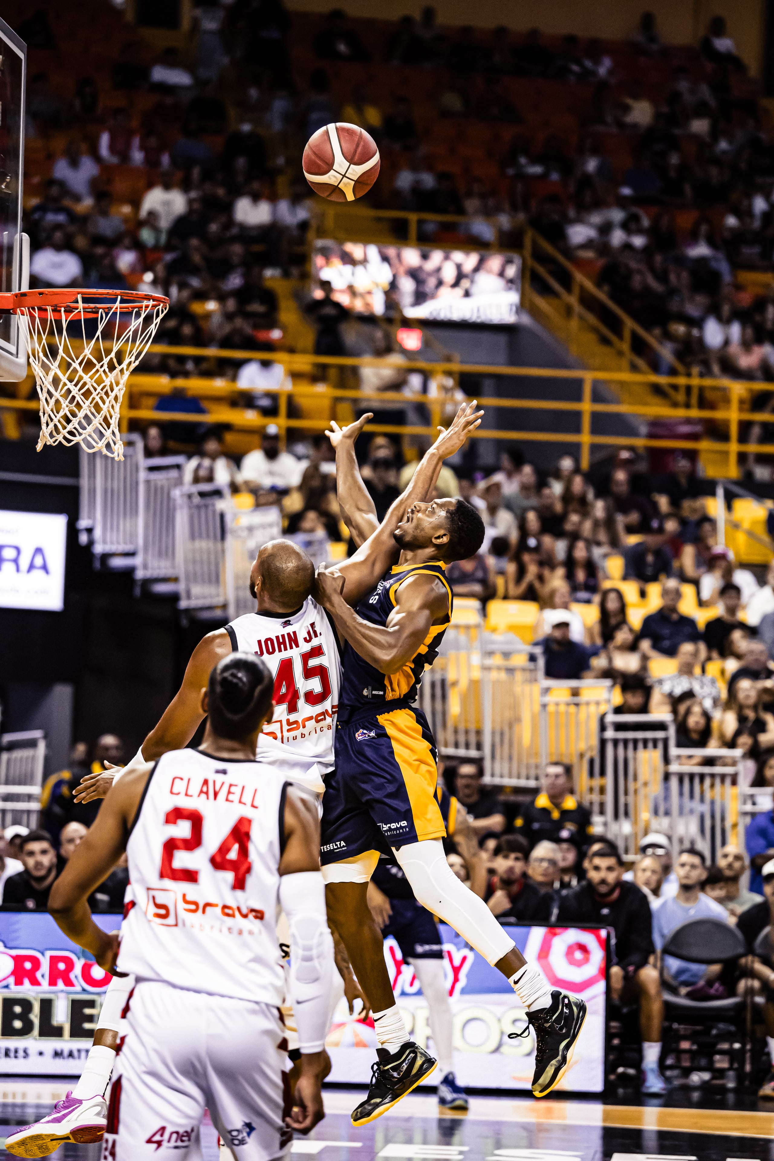 Brandon Knight, de los Capitanes, tira al canasto contra Avelon John Jr., nuevo refuerzo de los Piratas.