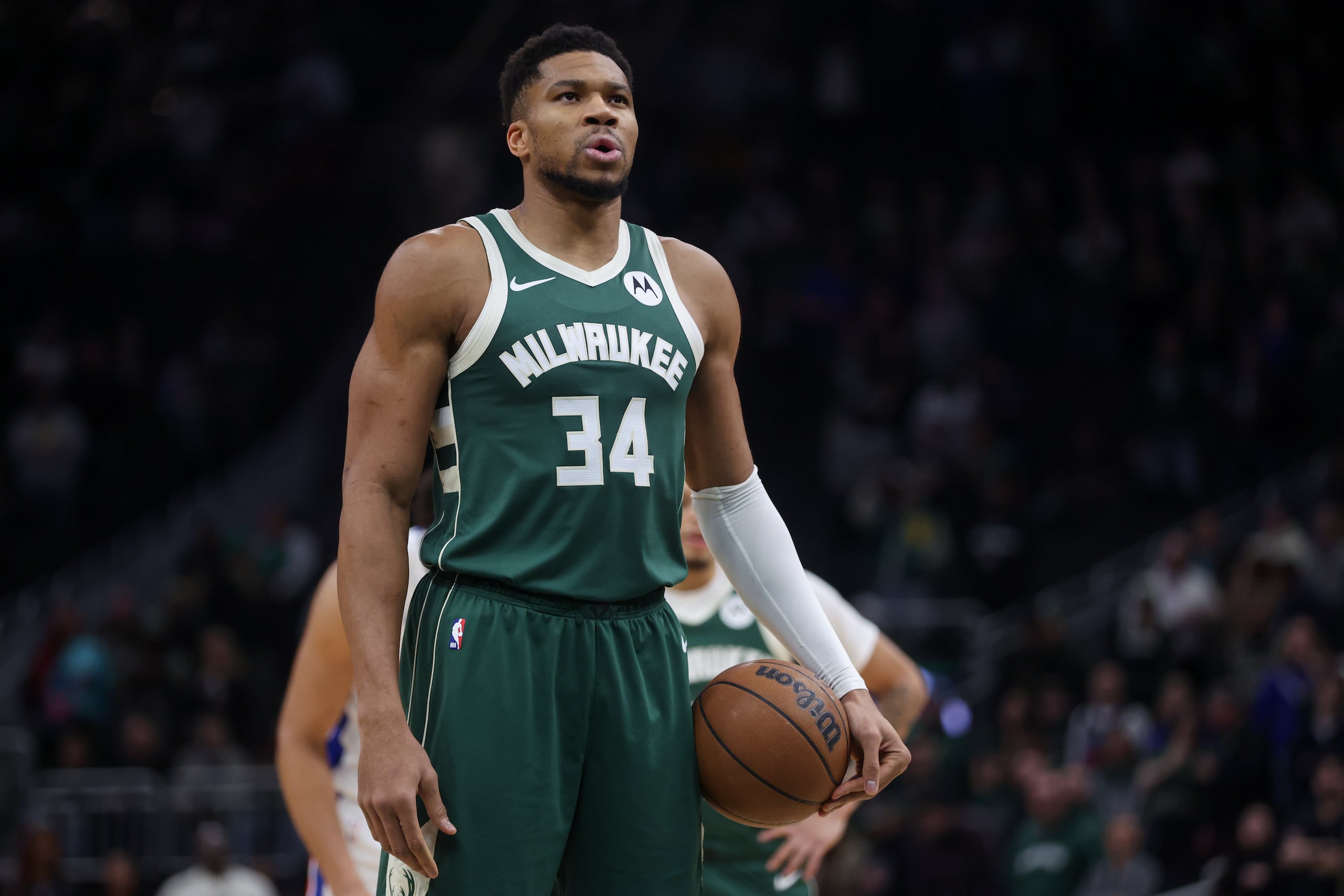 Giannis Antetokounmpo de los Bucks de Milwaukee se apresta a tomar un tiro libre durante el juego contra los Pistons de Detroit, el miércoles 3 de diciembre de 2025, en Milwaukee. (AP Foto/Kylie Bridenhagen)