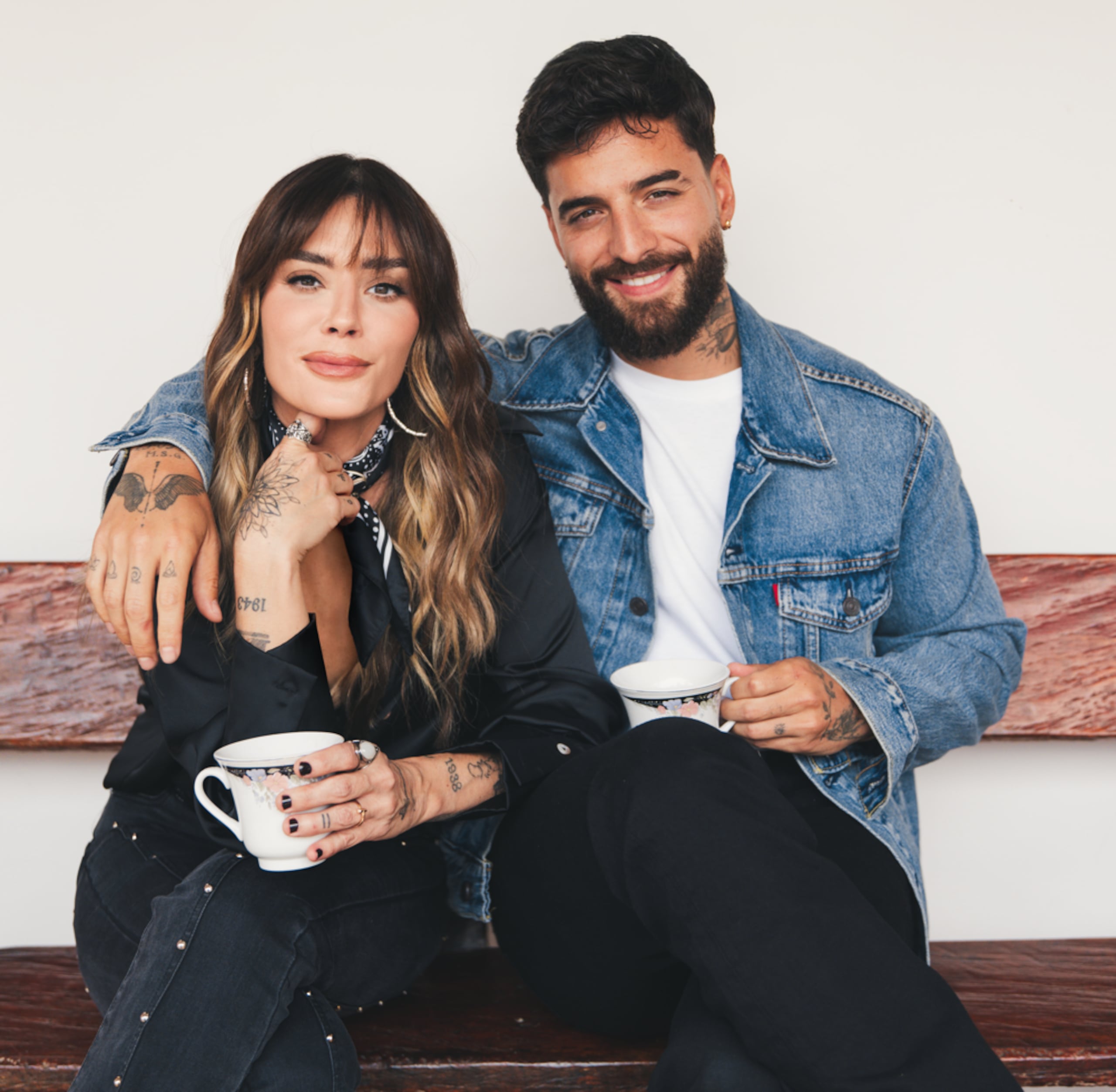 El nuevo tema nos lleva en un viaje visual por la cultura colombiana.