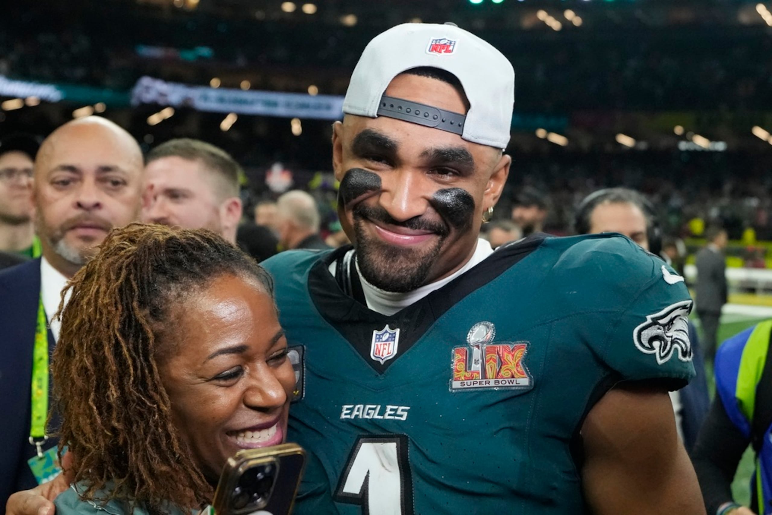 El mariscal de campo de los Philadelphia Eagles, Jalen Hurts, abraza a su madre, Pamela, después del partido del Super Bowl 59 de la NFL contra los Kansas City Chiefs, el 9 de febrero de 2025, en Nueva Orleans.