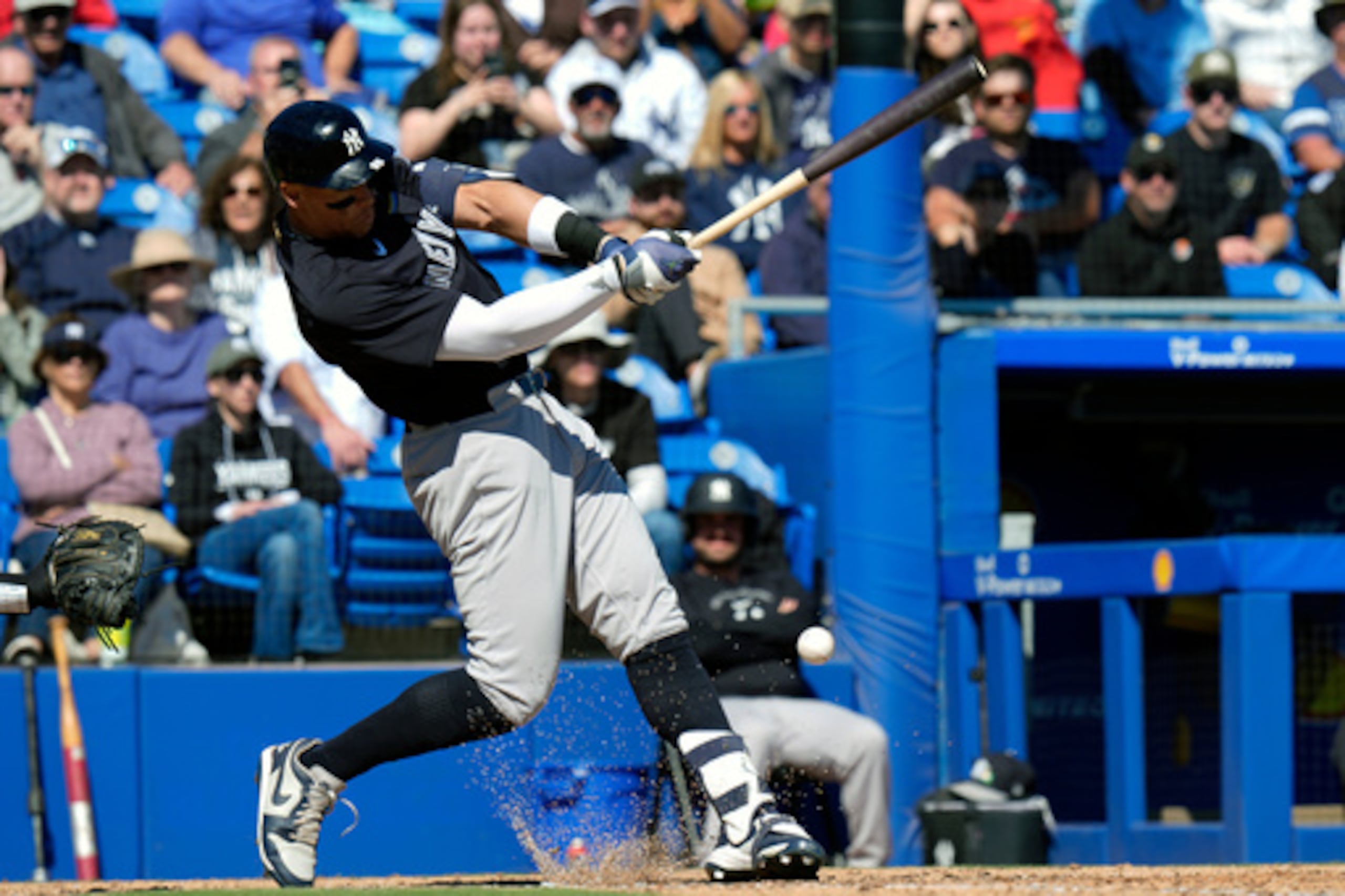 Aaron Judge, de los Yankees de Nueva York, conecta un sencillo ante Jesse Hahn, lanzador de los Blue Jays de Toronto, durante la quinta entrada de un partido de béisbol de entrenamiento de primavera, el martes 24 de febrero de 2026, en Dunedin, Florida (AP Photo/Chris O'Meara).