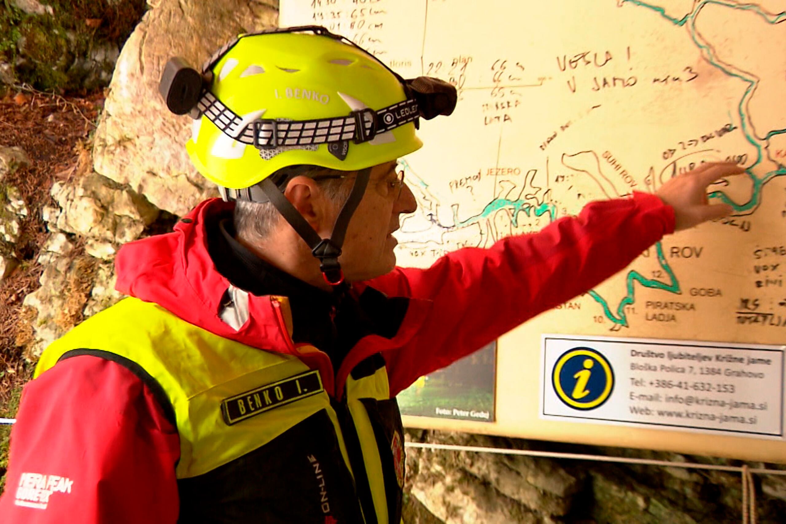 Un rescatista inspecciona el mapa de la cueva en Krizna Jama en Eslovenia, donde varias personas quedaron atrapadas, el 7 de enero de 2024. Foto tomada de video. (Pop TV via AP)