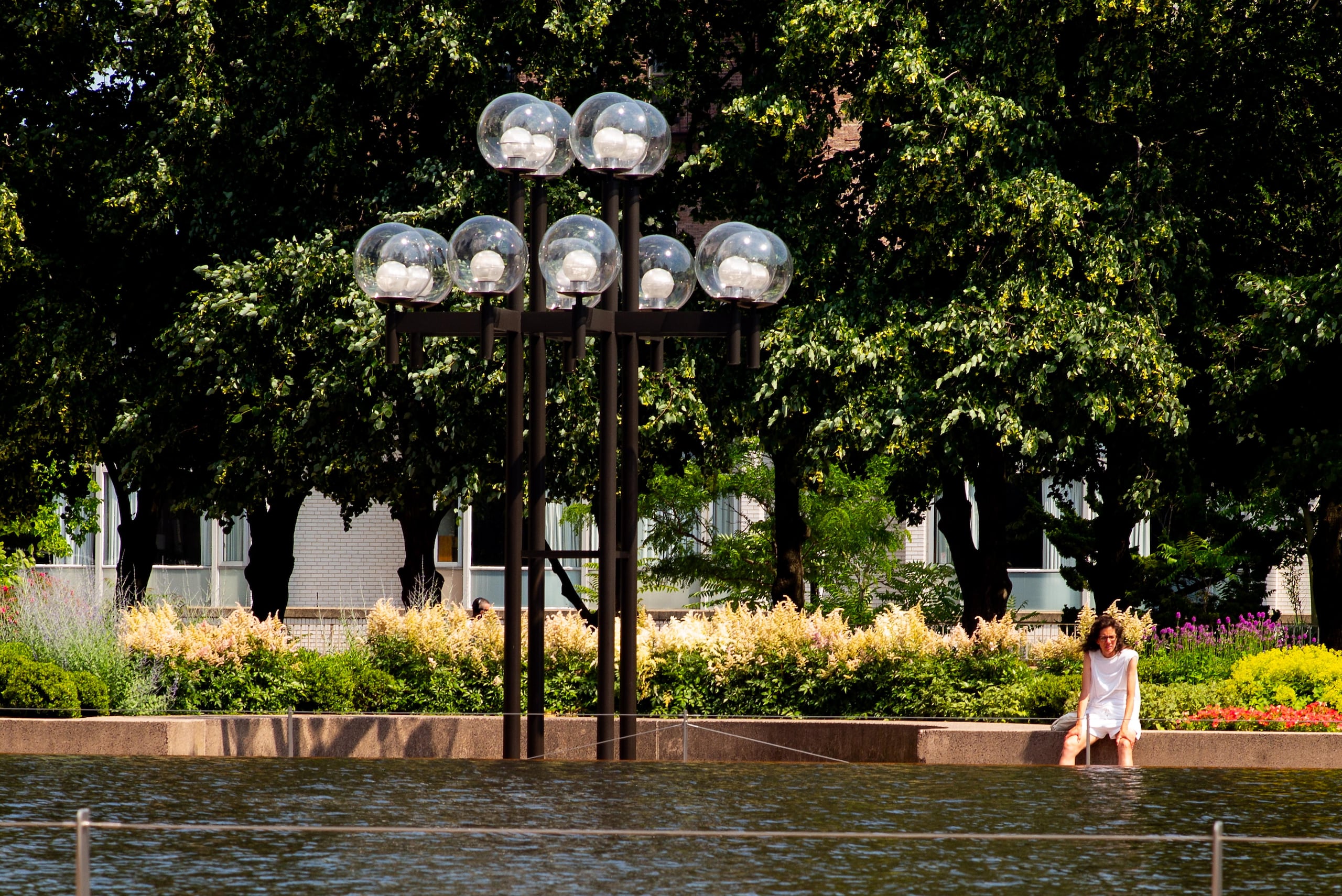 Una persona se refresca en Boston, Massachusetts, Estados Unidos.