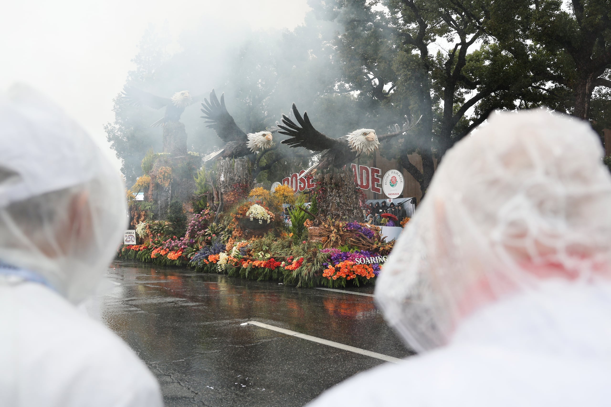 La lluvia cae sobre un carro alegórico en el 137mo Desfile de las Rosas el jueves 1 de enero de 2026 en Pasadena, California. (AP Foto/Caroline Brehman)