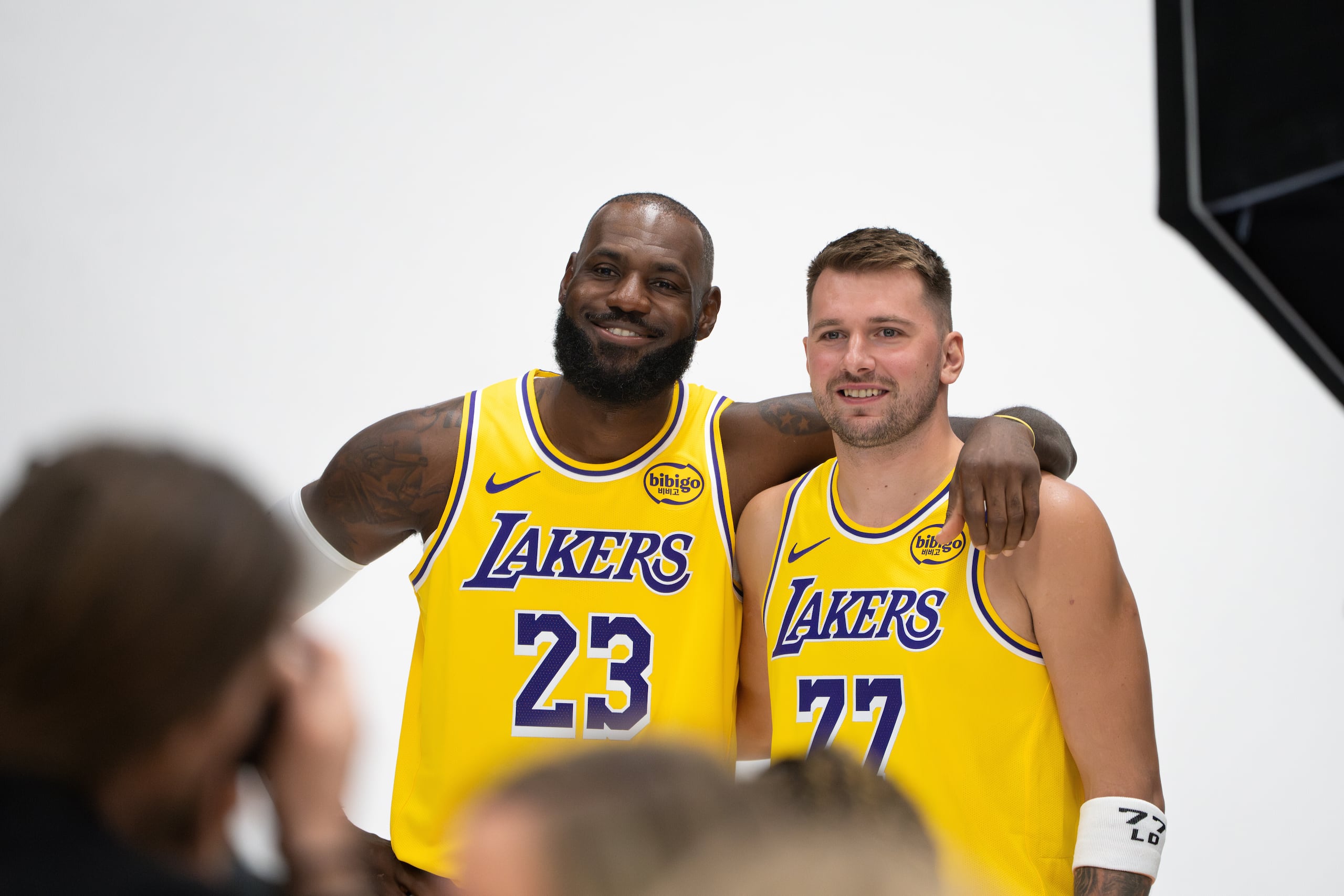 LeBron James (23) posa con Luka Doncic (77) durante el dia de medios de los Lakers de Los Ángeles en El Segundo, California, el lunes 29 de septiembre de 2025. (AP Foto/Jae C. Hong)