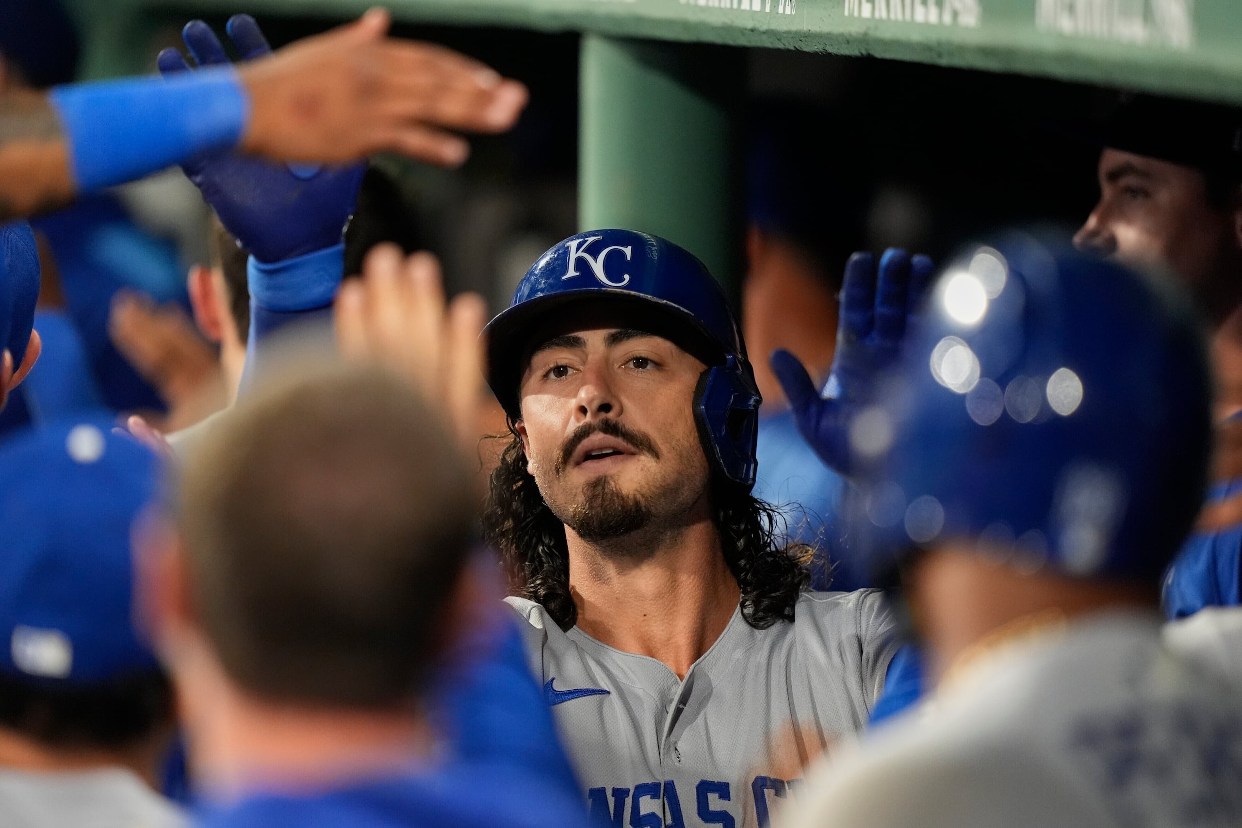 Jonathan India, de los Royals de Kansas City, festeja su jonrón de tres carreras ante Boston.