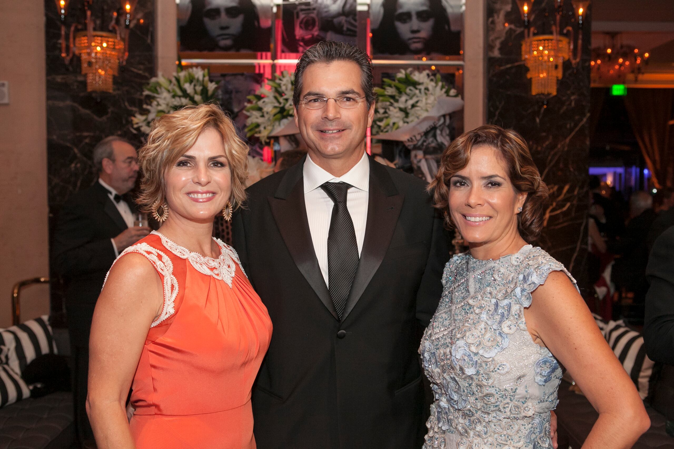 Desde, la izquierda, María Luisa Ferré Rangel, Antonio Luis Ferré Rangel y María Eugenia Ferré Rangel, en la gala “Alegría, alegría, alegría” —actividad de 2014 que destacó el arte de Jack Delano.