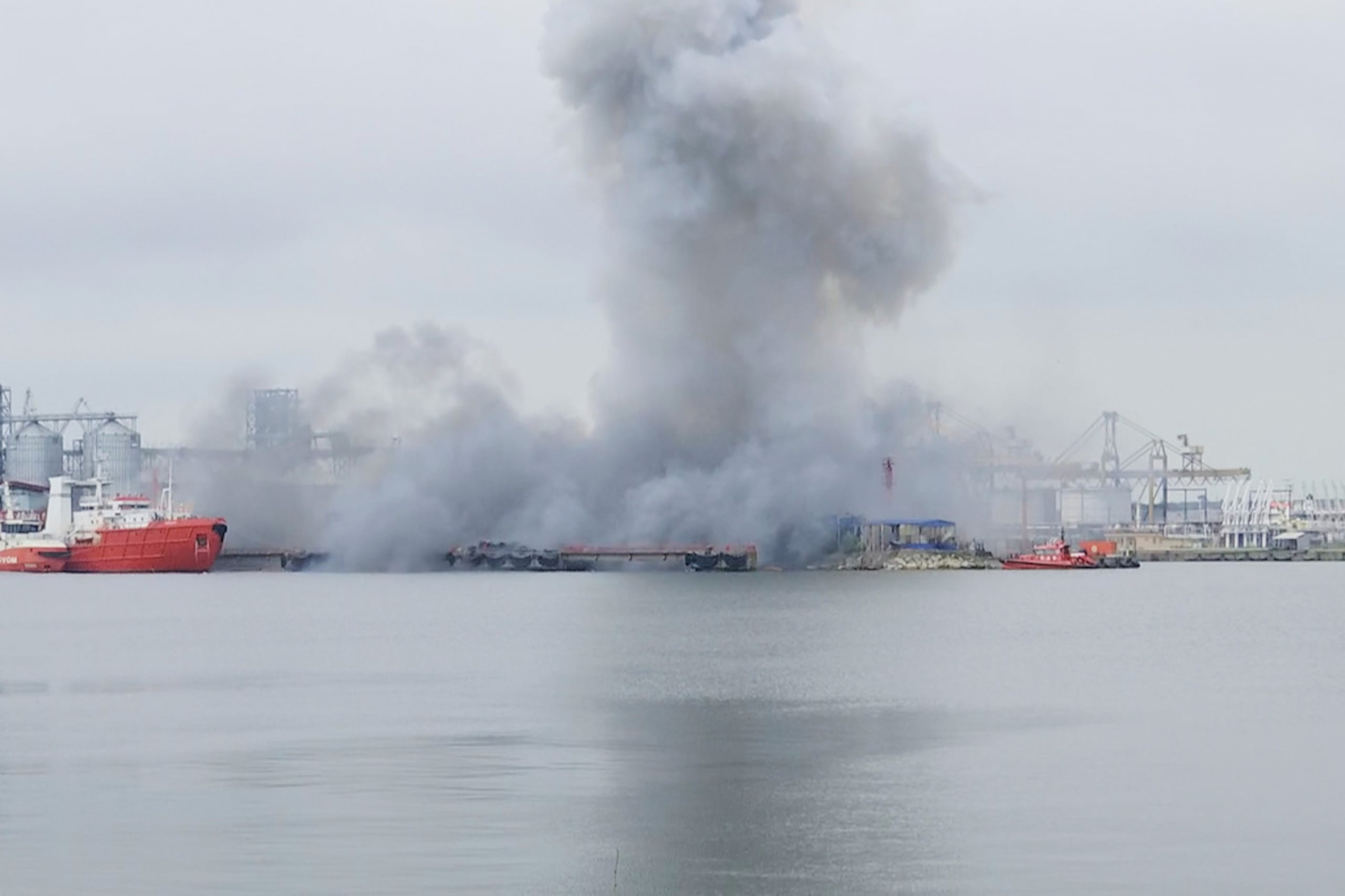 En esta foto tomada de un video proporcionado por OBSERVATOR ANTENA 1, se observa humo elevándose tras la explosión de un dron marino en el puerto de Constanza, Rumanía, el viernes 5 de junio de 2026.
