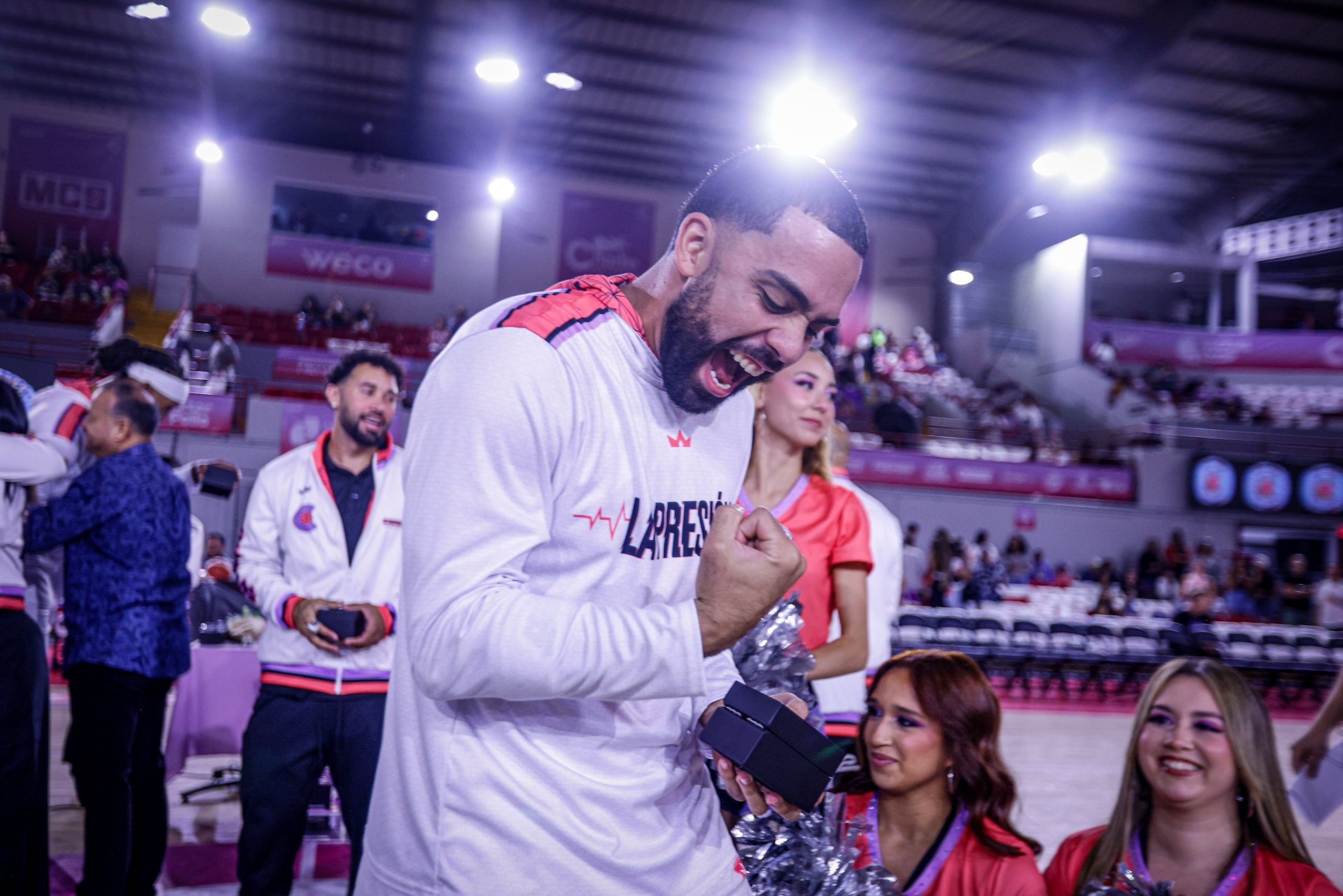 Christian "Cuco" López, de los Criollos de Caguas, recibe su anillo de campeonato.