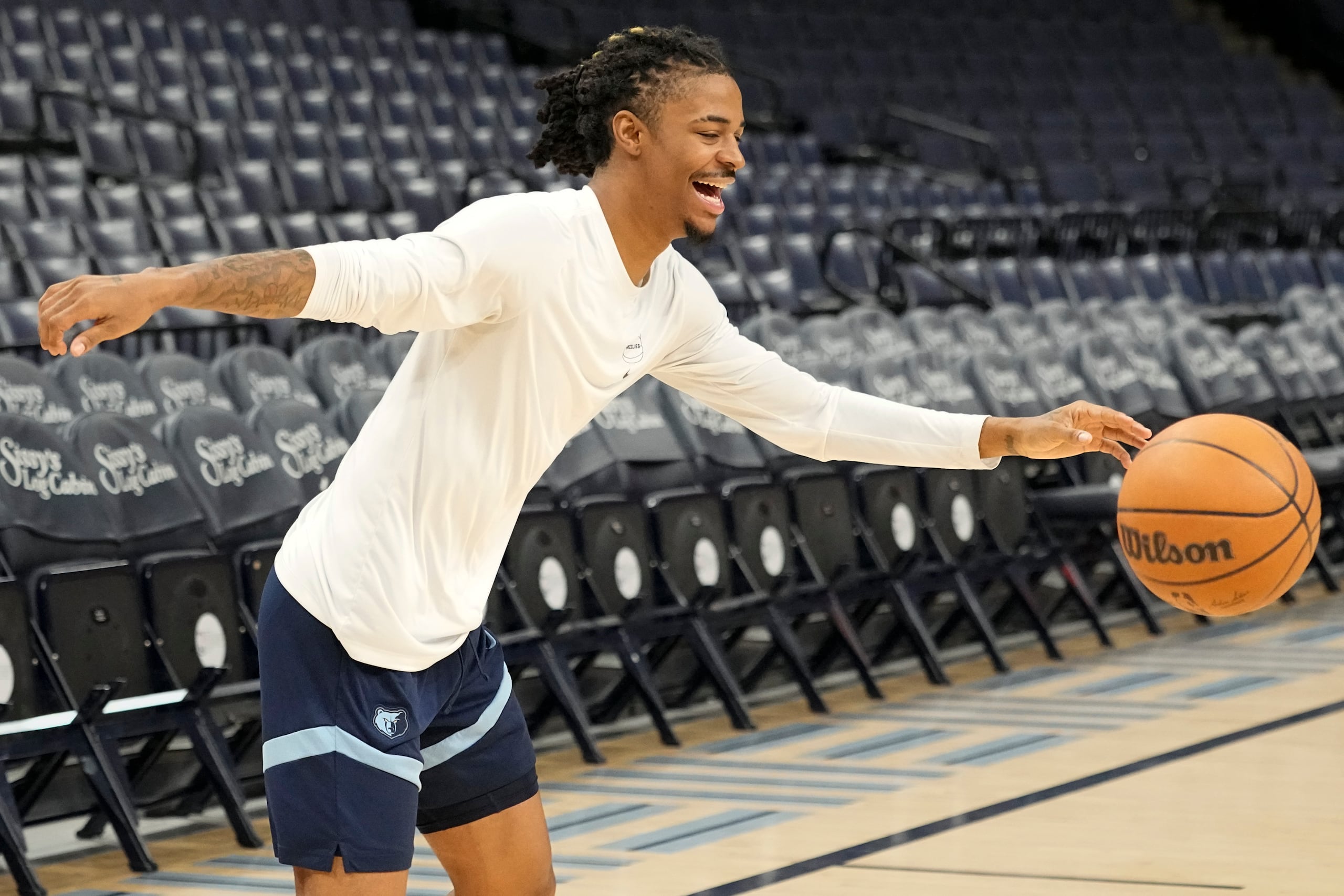 Ja Morant, base de los Grizzlies de Memphis, persigue un balón durante una práctica de baloncesto de su equipo, el viernes 15 de diciembre de 2023, en Memphis, Tennessee.