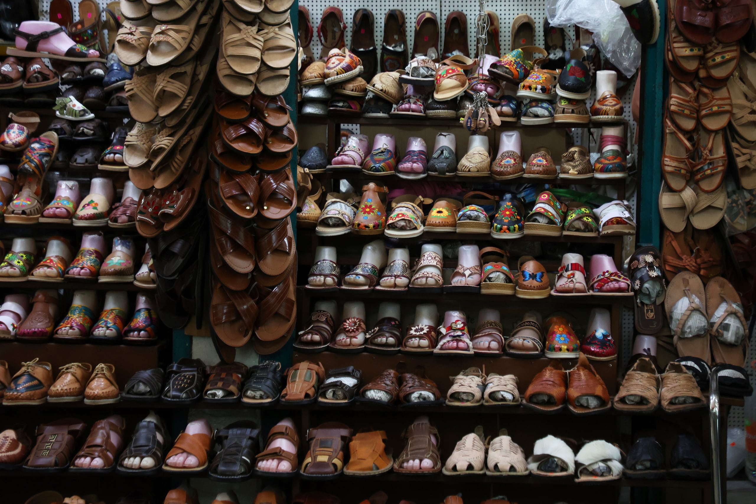 Sandalias conocidas como "huaraches" se exhiben para la venta en un mercado de Oaxaca, México, el viernes 8 de agosto de 2025. (AP Foto/Luis Alberto Cruz)