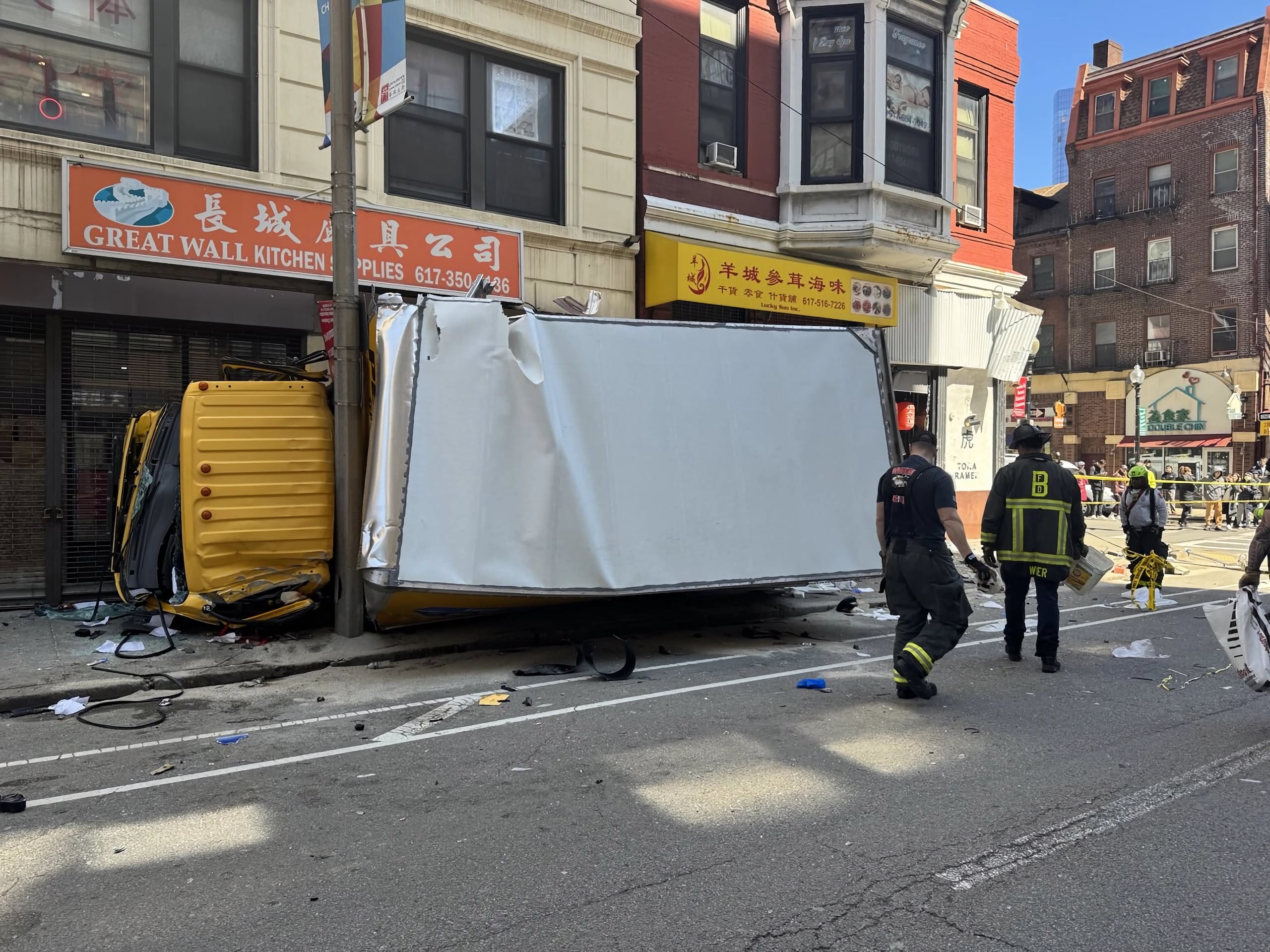 El accidente ocurrió poco antes de la una de la tarde, en hora de almuerzo y en una zona caracterizada por sus múltiples restaurantes.