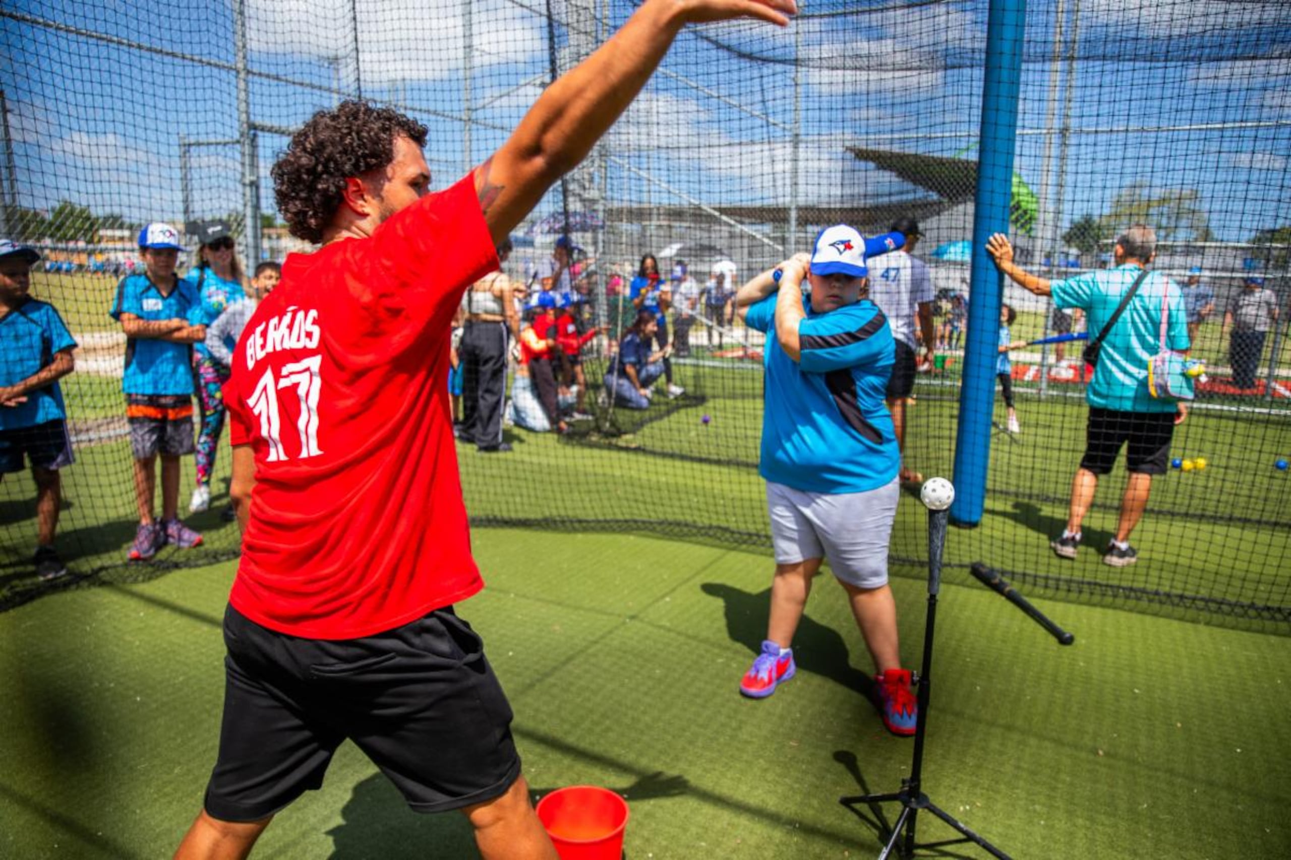 Un instructor imparte un consejo a otro de los participantes.