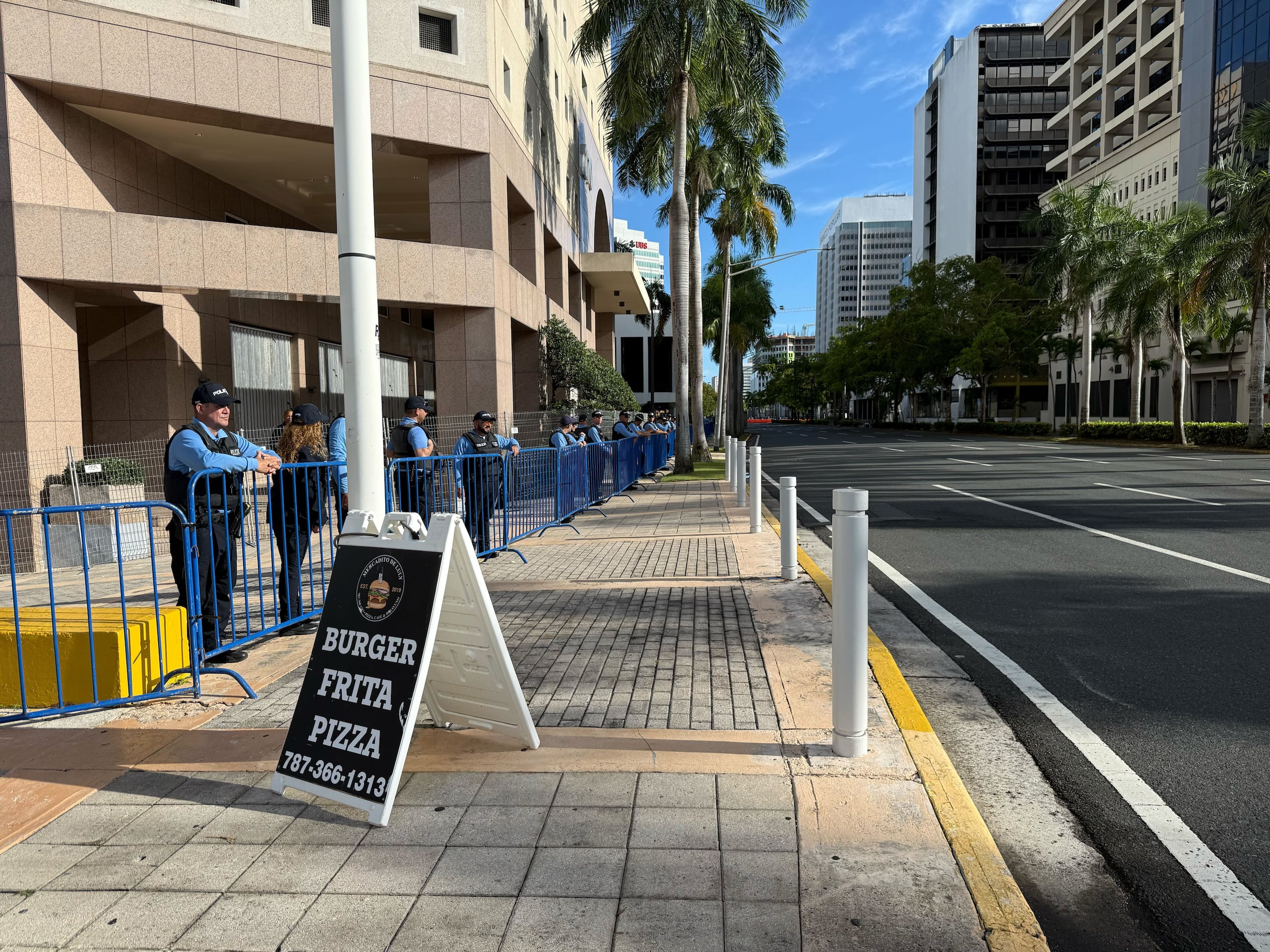 Agentes en la avenida Luis Muñoz Rivera, cerca del Tribunal de Apelaciones, vigilan la zona en la mañana del Día Internacional de los Trabajadores.