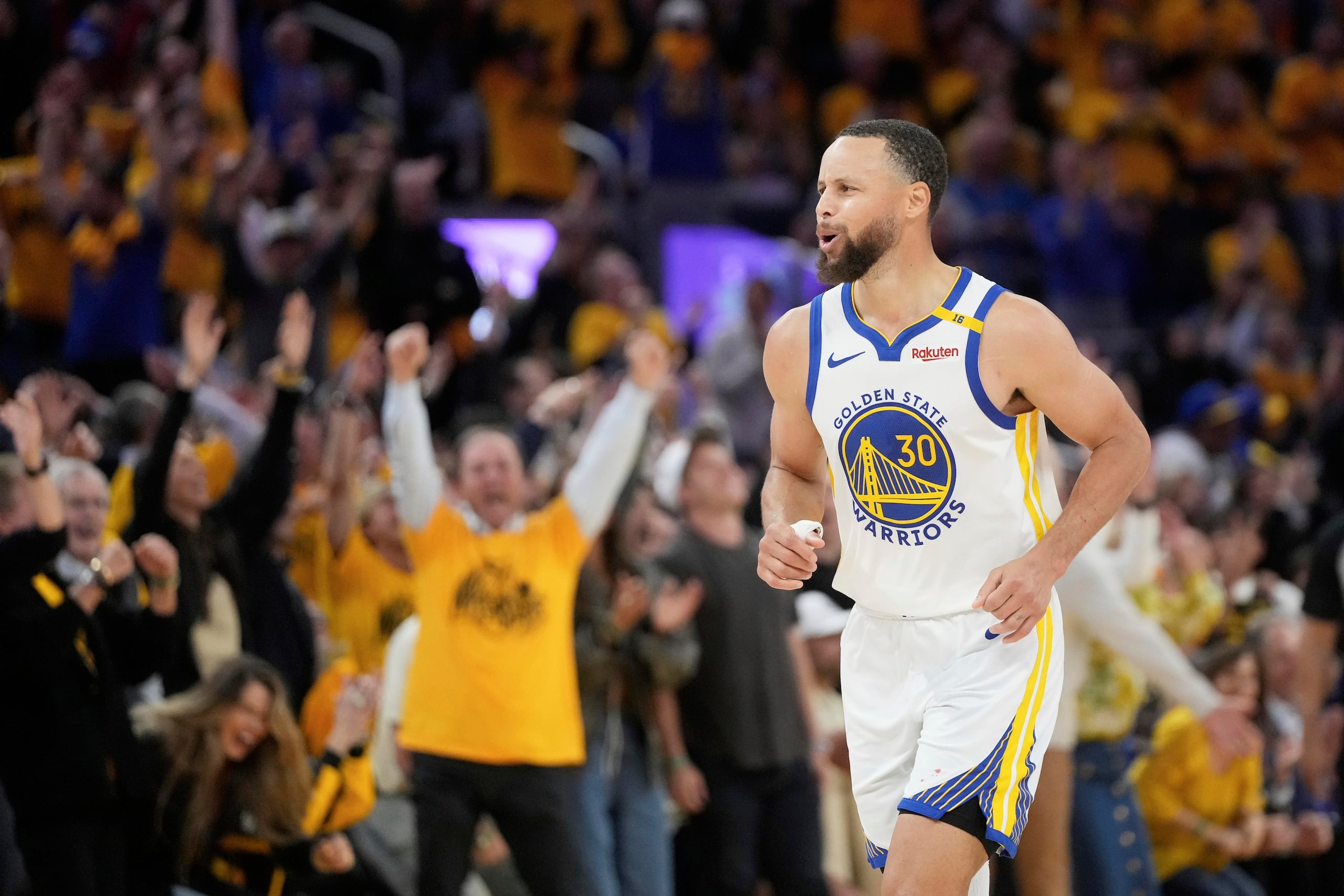 Stephen Curry, de los Warriors de Golden State, celebra después de encestar un triple ante los Rockets de Houston.