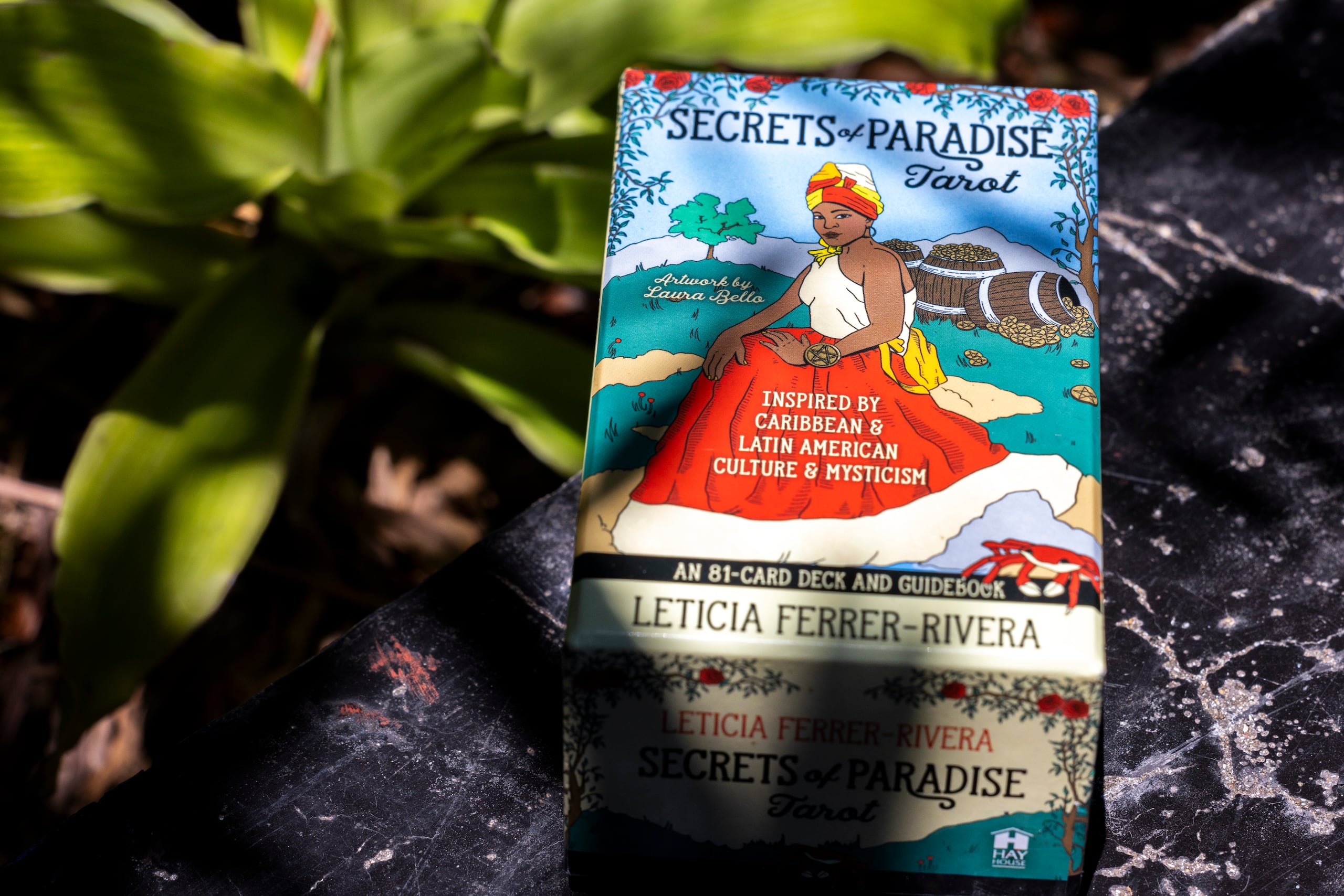 Las barajas sustituyen las imágenes medievales del tarot tradicional por estambas del folclor y cultura latinoamericana.