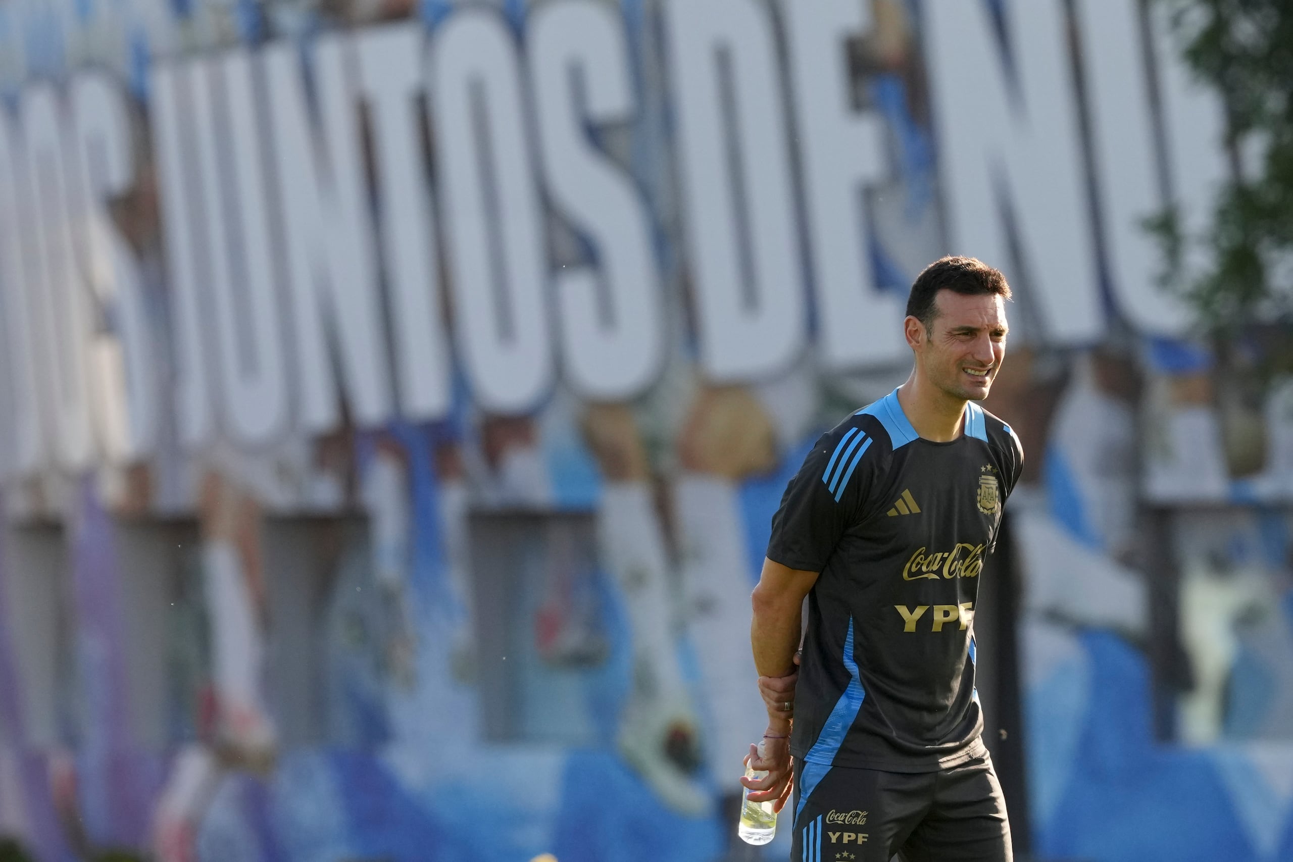 El técnico de Argentina Lionel Scaloni, observa a sus jugadores durante una práctica previa al partido contra Uruguay por las eliminatorias para el Mundial 2026, en Buenos Aires, Argentina, el martes 18 de marzo de 2025.