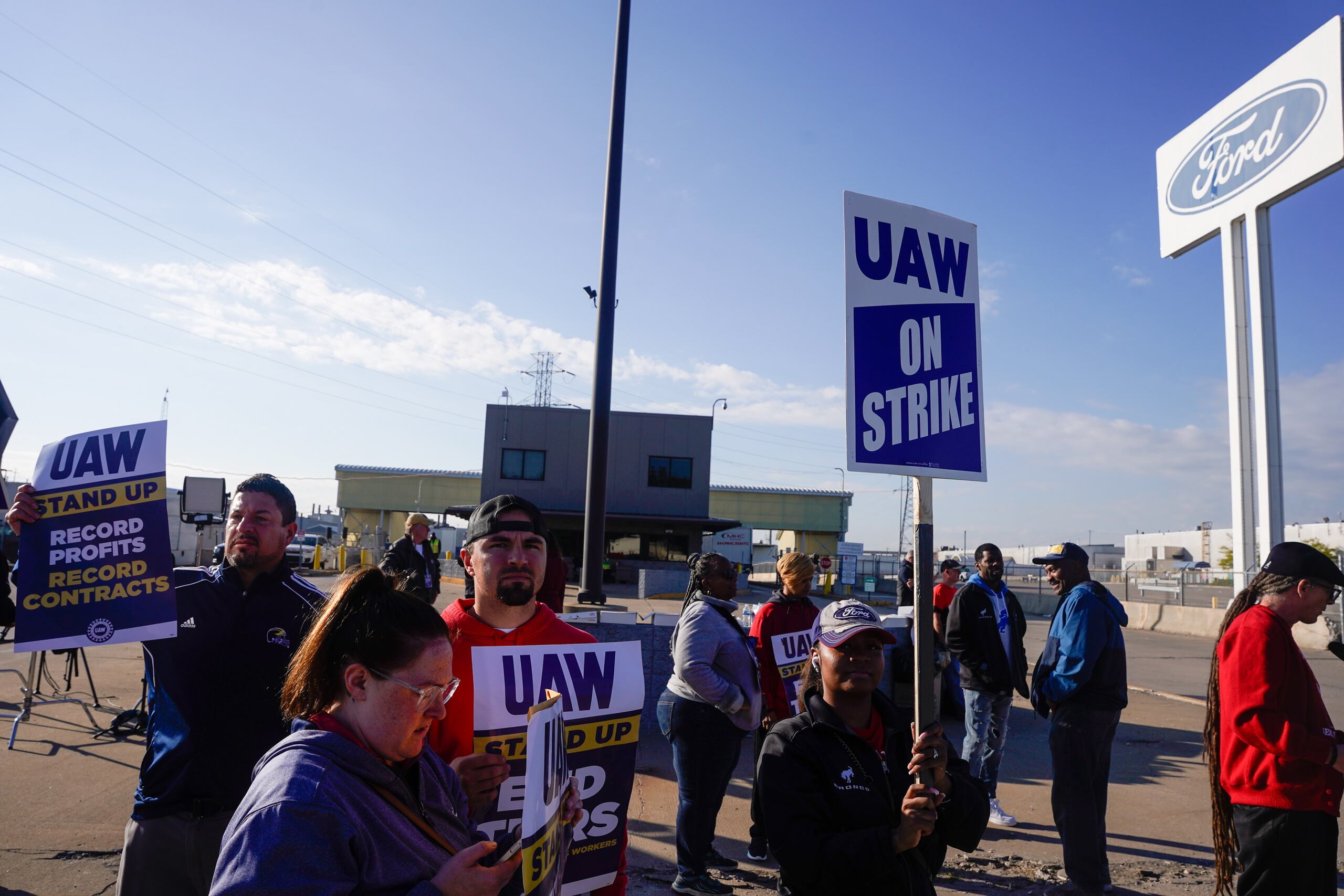 El sindicato UAW declaró el 15 de septiembre la huelga en tres plantas de montaje de GM, Ford y Stellantis al no conseguir un acuerdo para la firma de un nuevo convenio colectivo con las tres empresas.