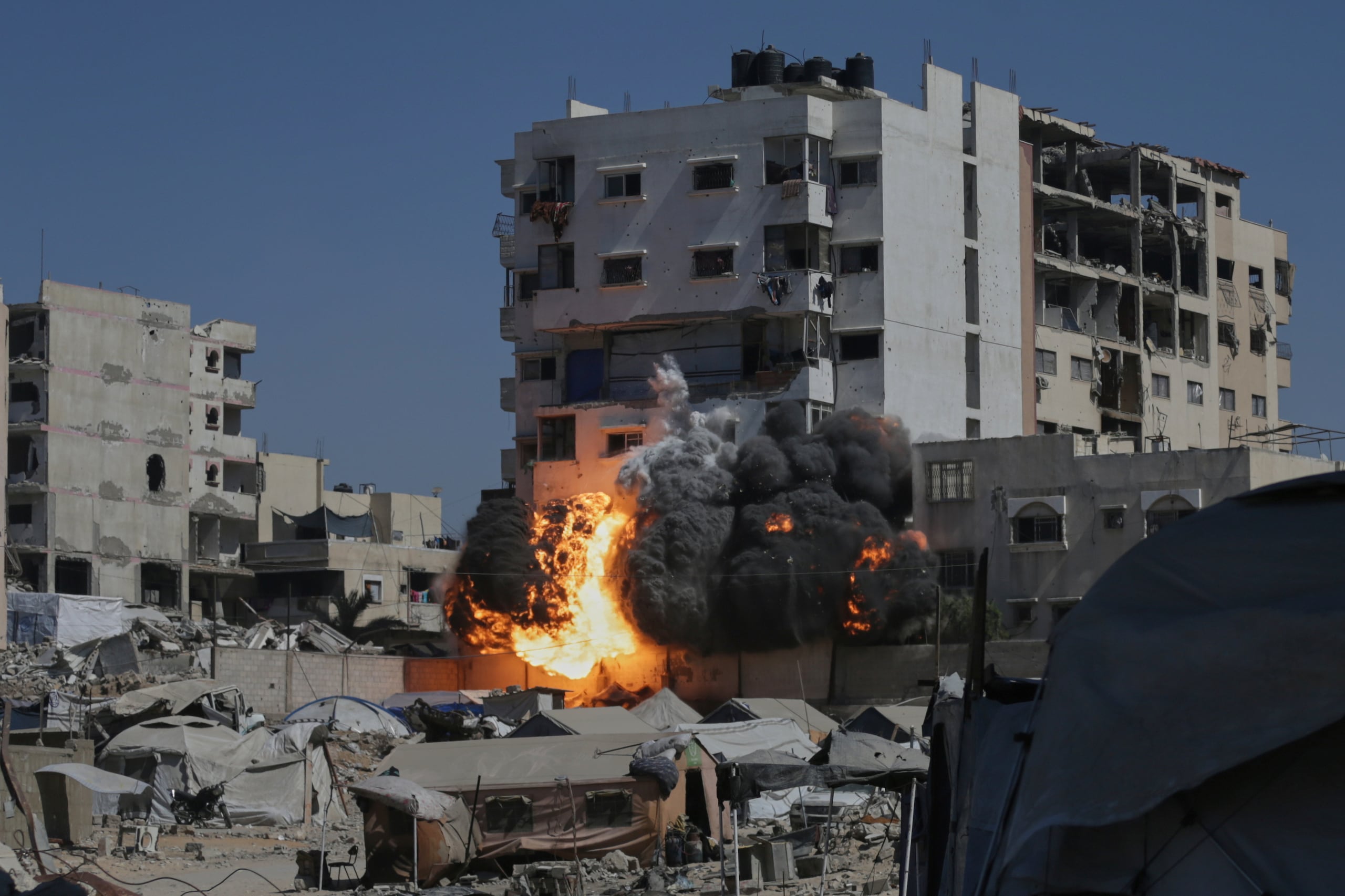 Un edificio habitacional es impactado durante un ataque militar israelí en Ciudad de Gaza.