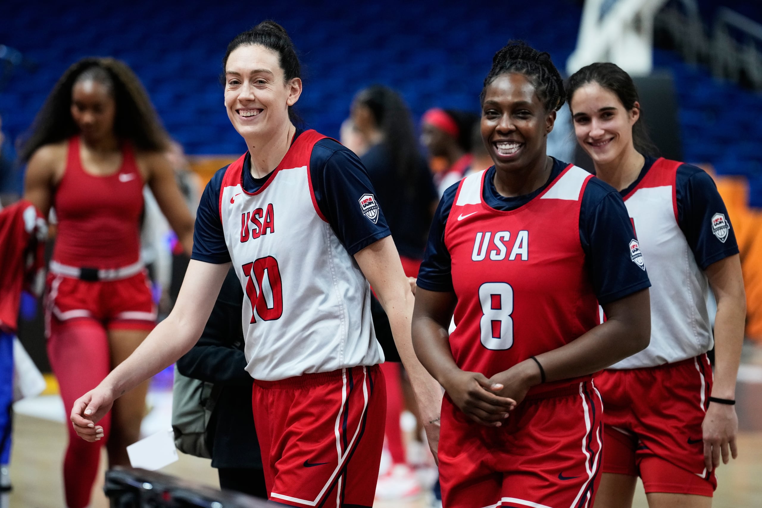 Breanna Stewart (10) y Chelsea Gray (8) del equipo de Estados Unidos.