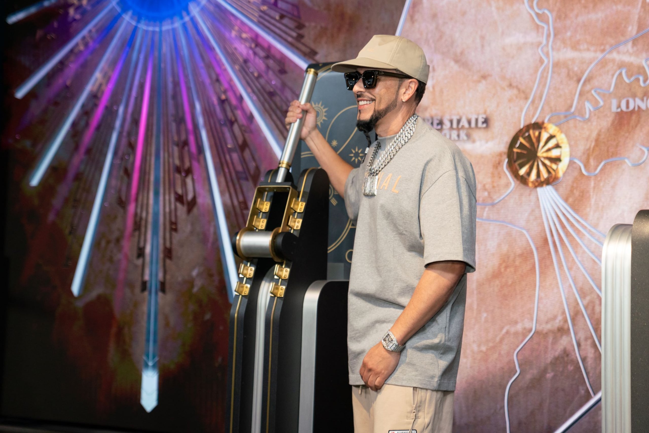 El cayeyano tuvo el honor de hacer el encendido para una secuencia lumínica que alumbró el edificio con banderas de países hispanoamericanos.