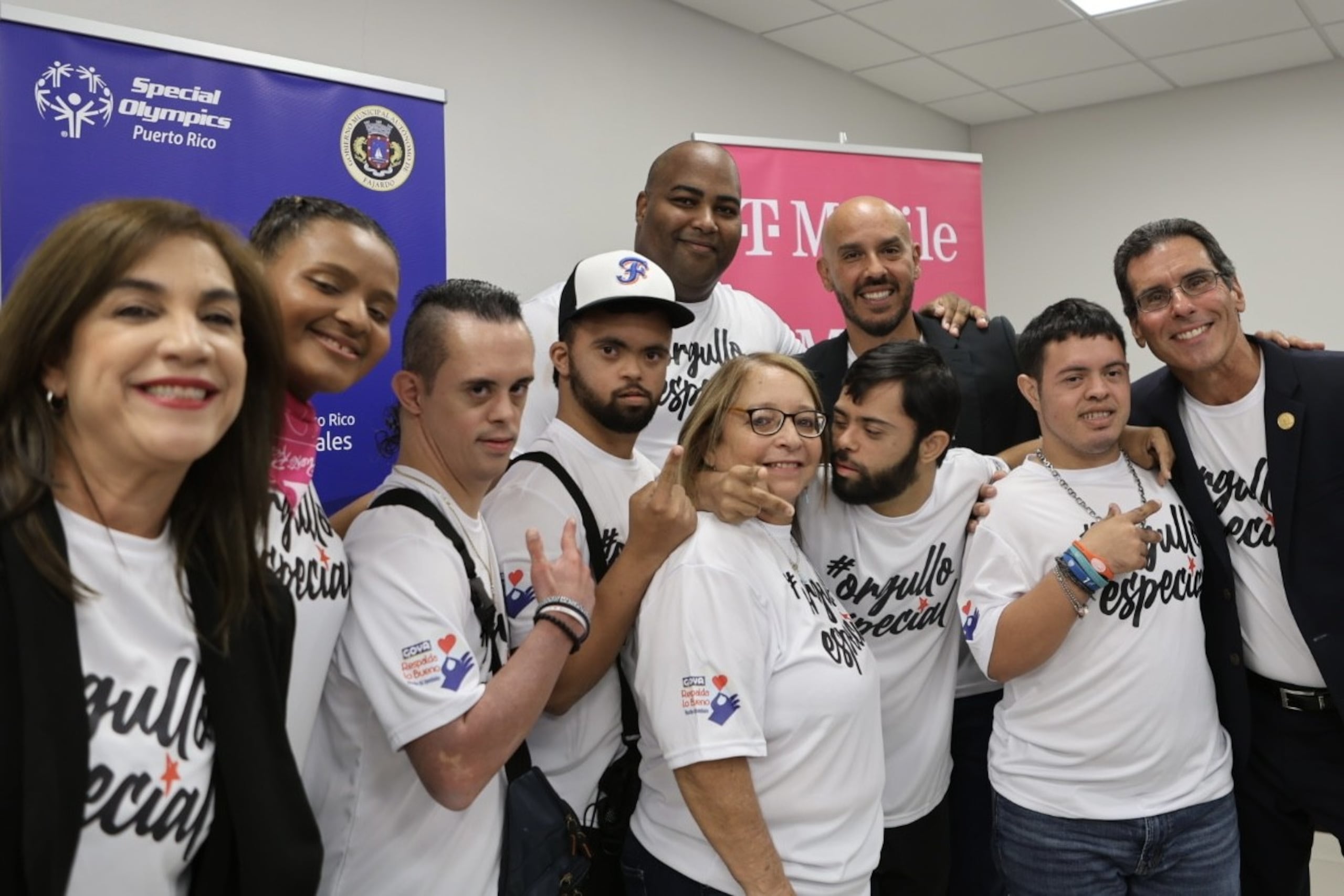 Un grupo de atletas de Olimpiadas Especiales aparecen aquí junto al alcalde de Fajardo José “Joey” Meléndez y el director ejecutivo de Special Olympics Puerto Rico, Arnaldo Pérez.