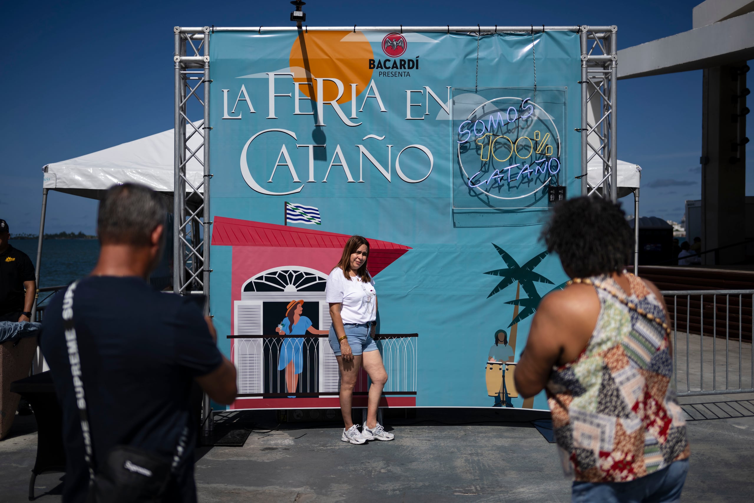 Cientos de ciudadanos comenzaron a llegar desde temprano al encuentro cultural que reúne a diversas figuras musicales con decenas de artesanos de distintas partes de Puerto Rico.