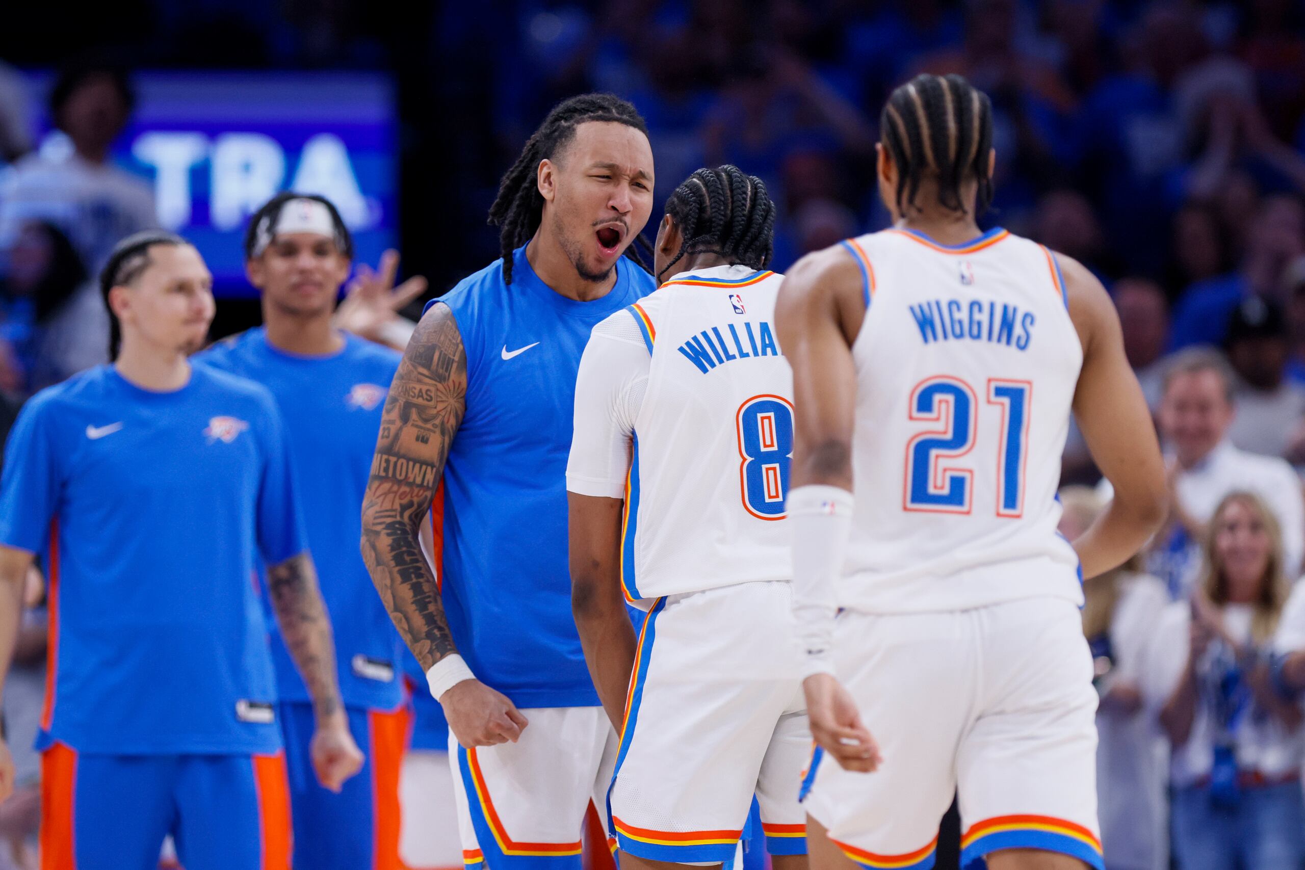 Jalen Williams (8), del Thunder de Oklahoma City, festeja con su compañero Jaylin Williams, en el primer partido de las semifinales de la Conferencia Oeste ante los Mavericks de Dallas.
