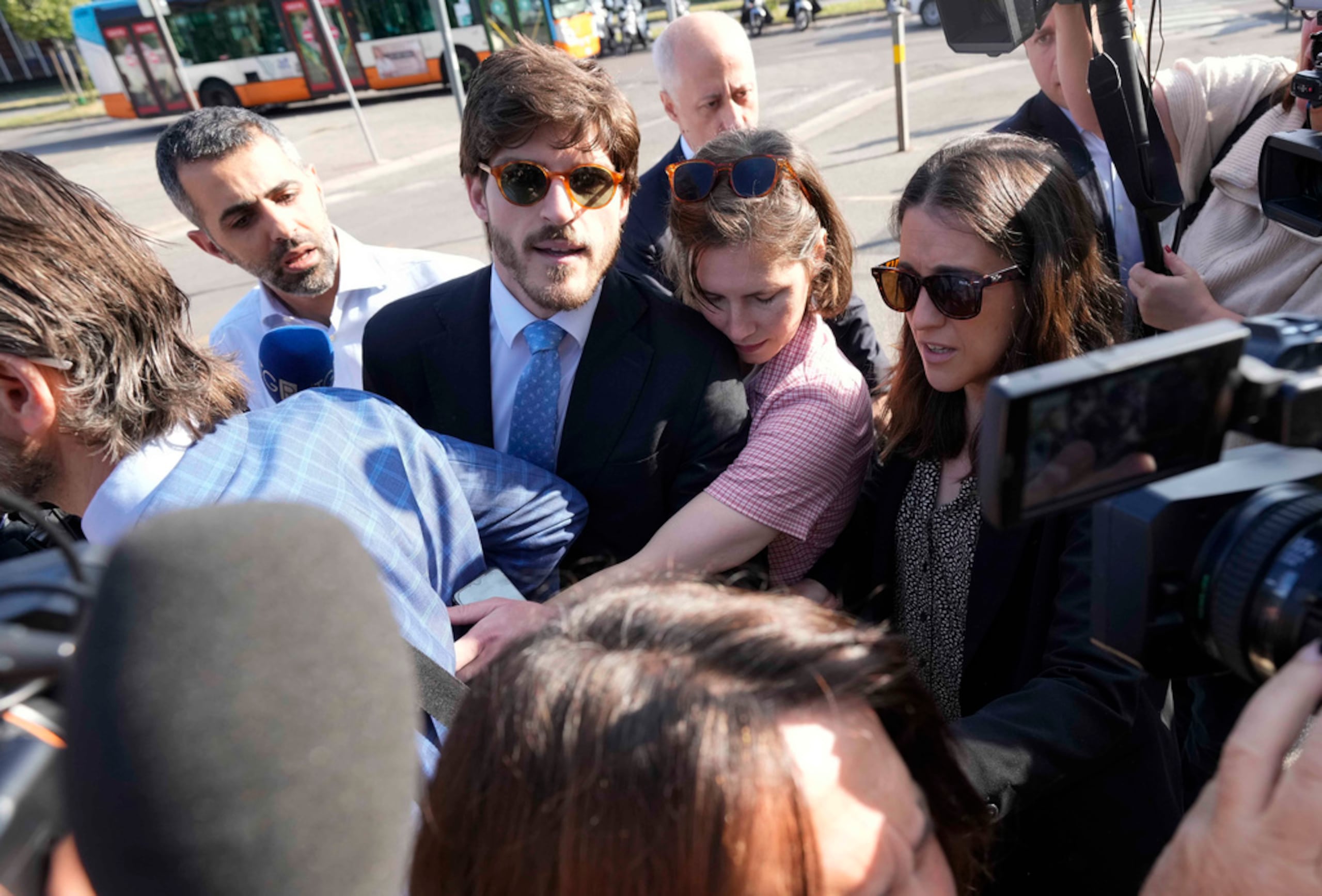 Una cámara golpeó a Amanda Knox en la sien izquierda, según su abogado Luca Luparia Donati durante su llegada al tribunal en Florencia.