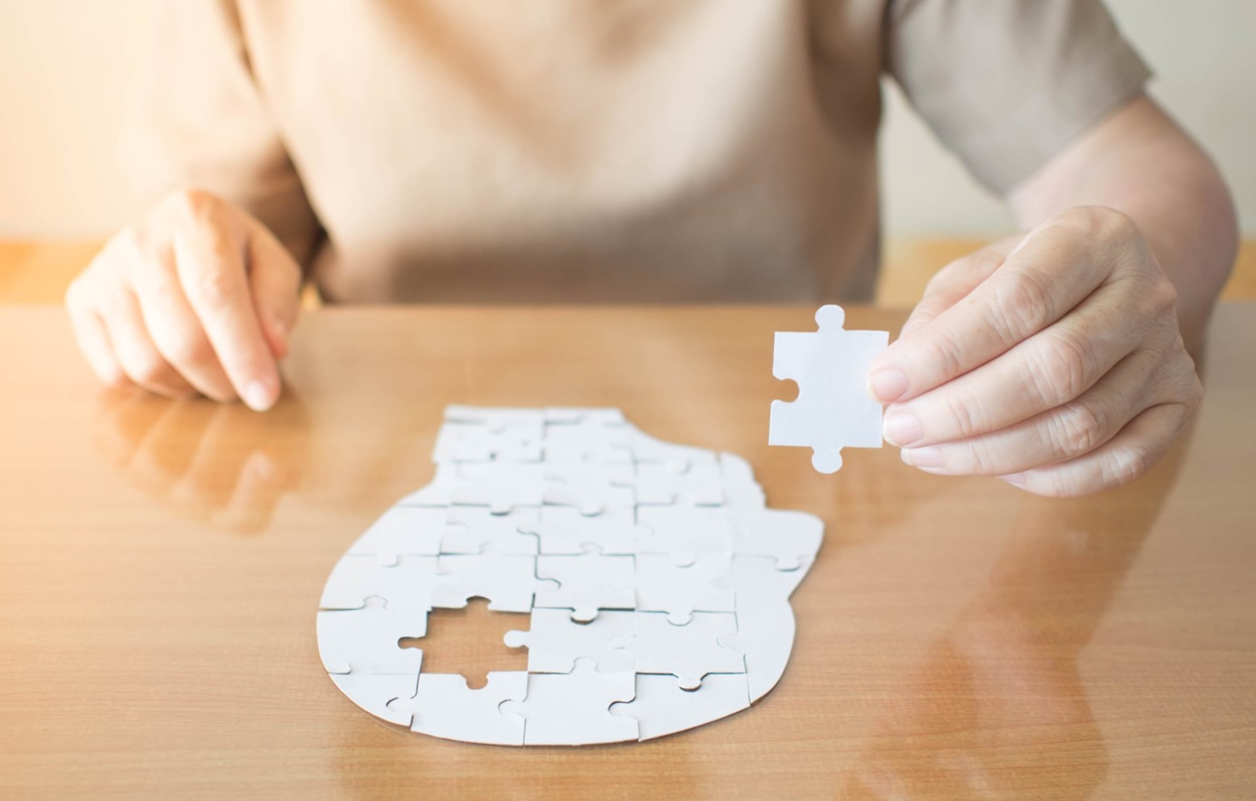 La terapia ocupacional procura capacitar a la persona a alcanzar el mayor grado de independencia posible en su vida diaria en áreas como autocuidado, ocio y trabajo, entre otros.