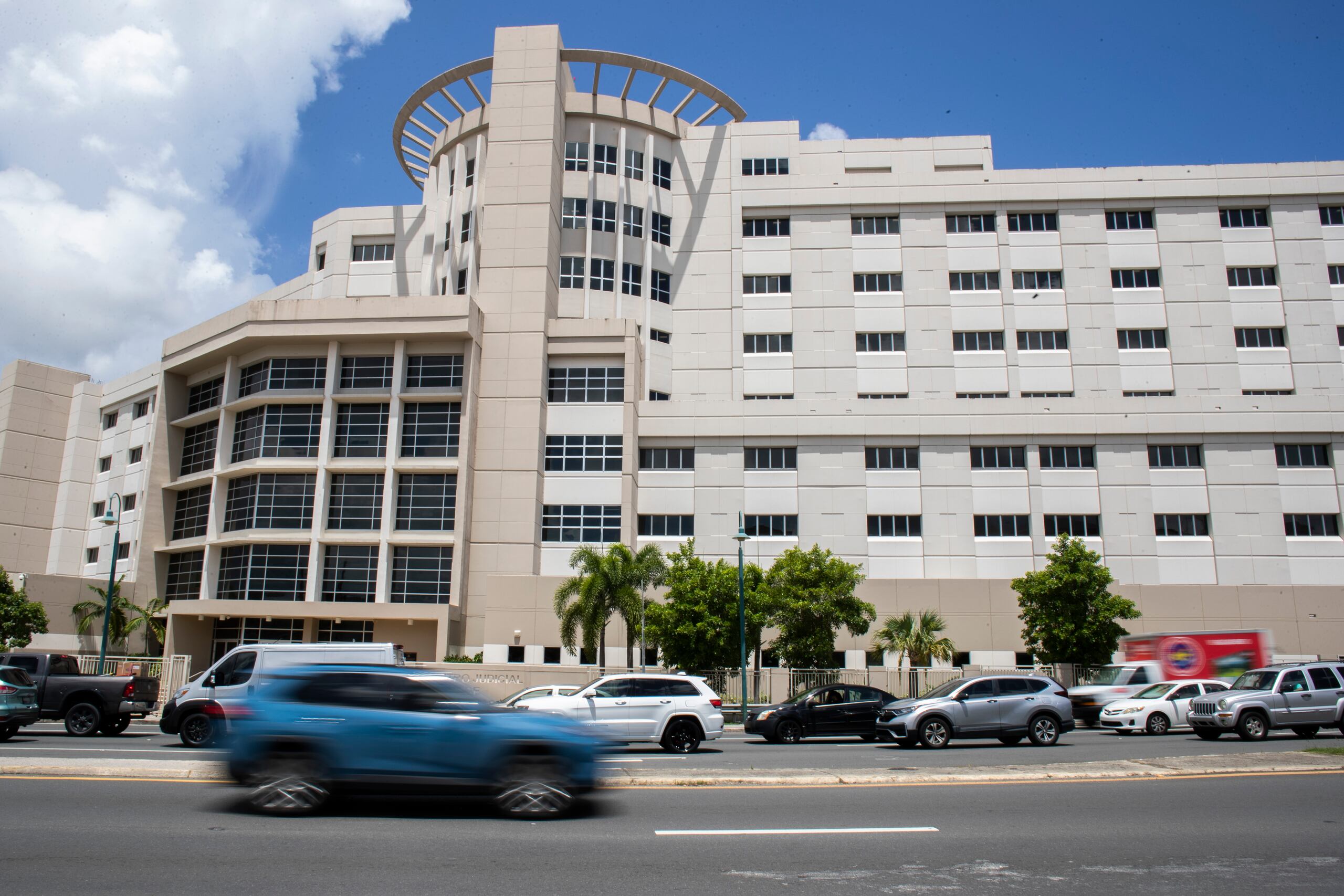 La jueza Yarissa Santiago San Antonio, del Tribunal de Caguas, encontró causa para arrestó contra Santiago Falcón y le impuso una fianza ascendente a $65 mil, la que prestó.