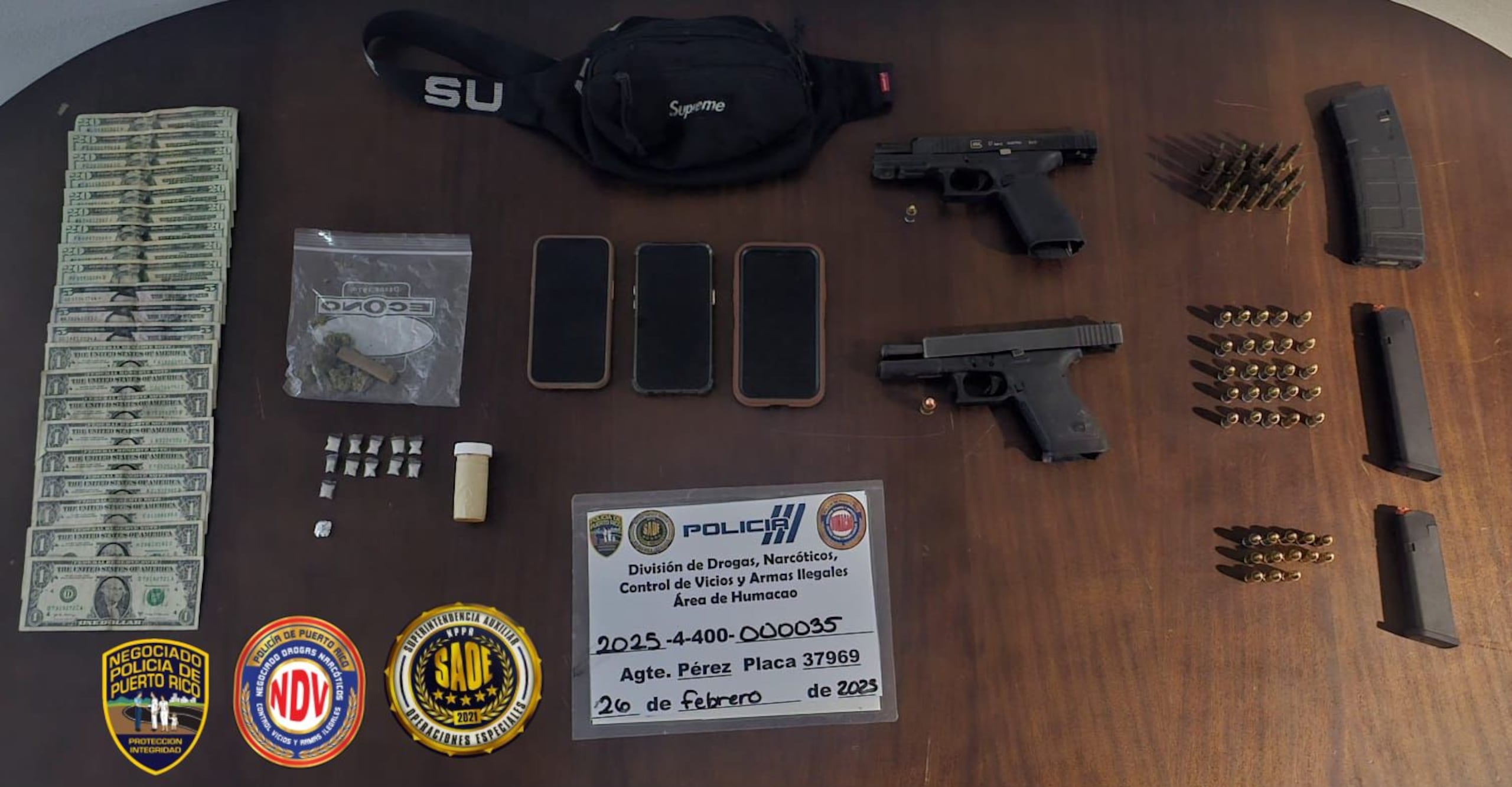 La evidencia que la Policía alega que se le ocupó a Yadiel Velázquez Rosario, alias "El Kimbel", de 19 años, arrestado en Yabucoa.