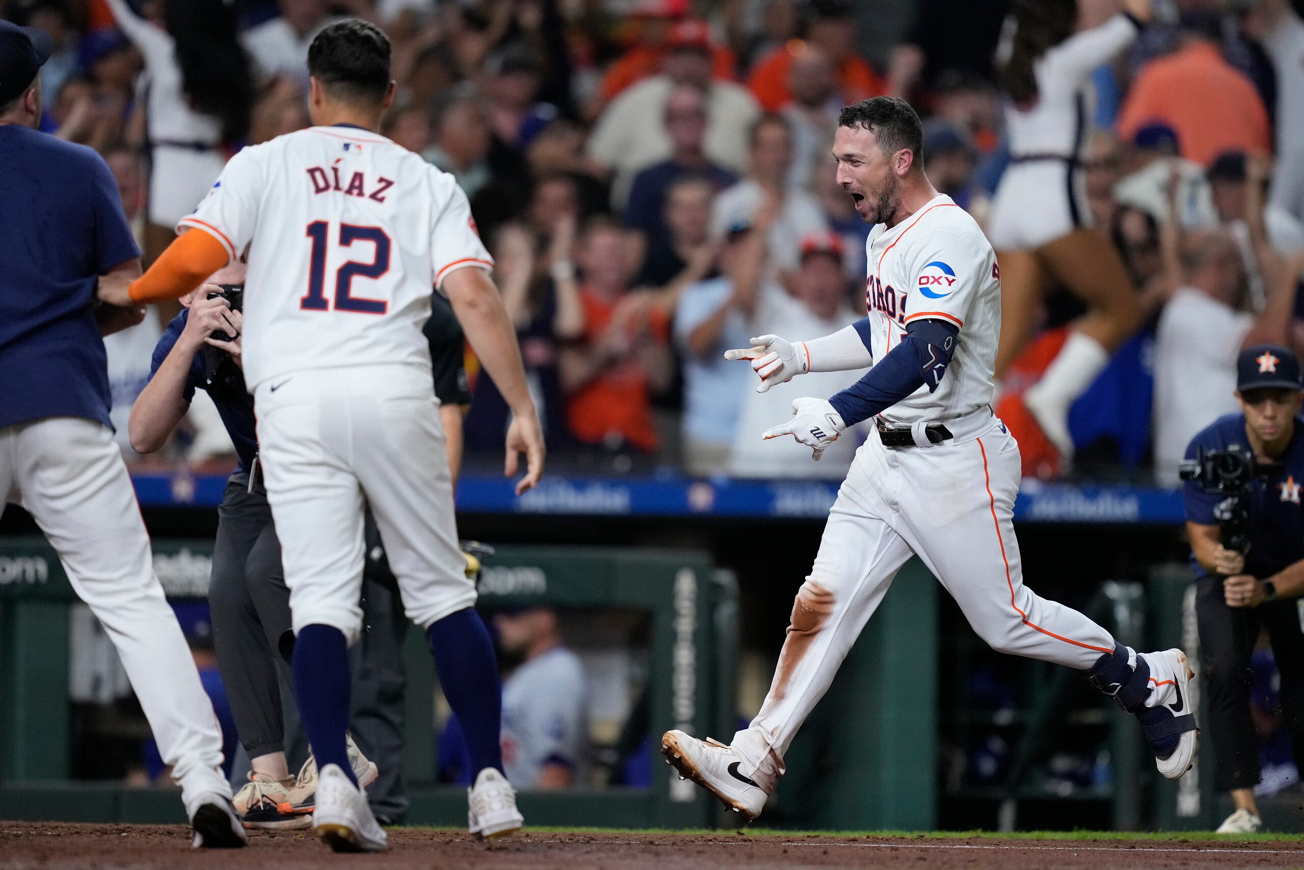 Alex Bregman, de los Astros de Houston, celebra después de conectar un jonrón durante la novena entrada contra los Dodgers de Los Ángeles, el sábado 27 de julio de 2024, en Houston. (AP Foto/Kevin M. Cox)