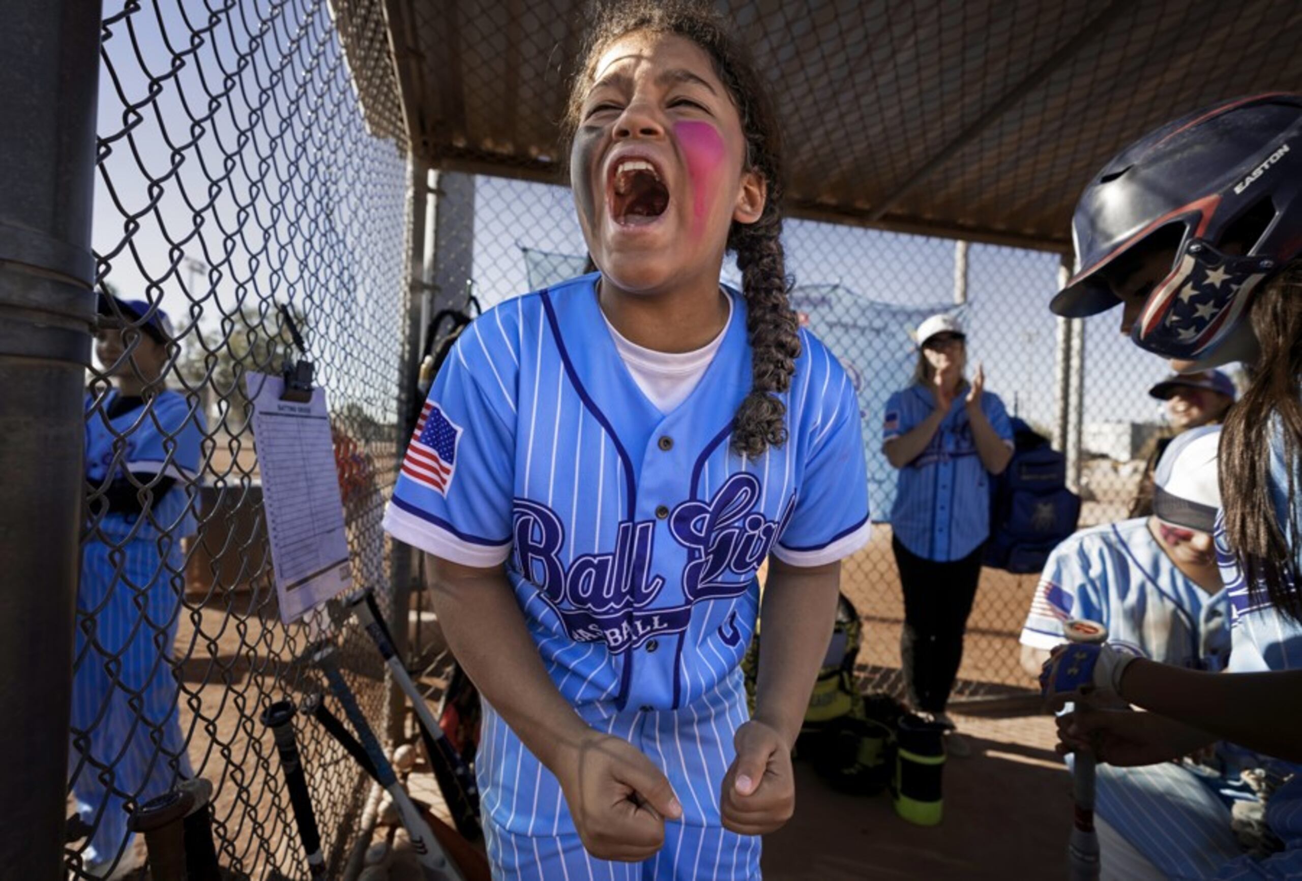 Michaela Beachy del equipo 'Ball Girls Blue, celebra en el dugout durante la acción en el Leighton Accardo Invitational en Chandler, Arizona.